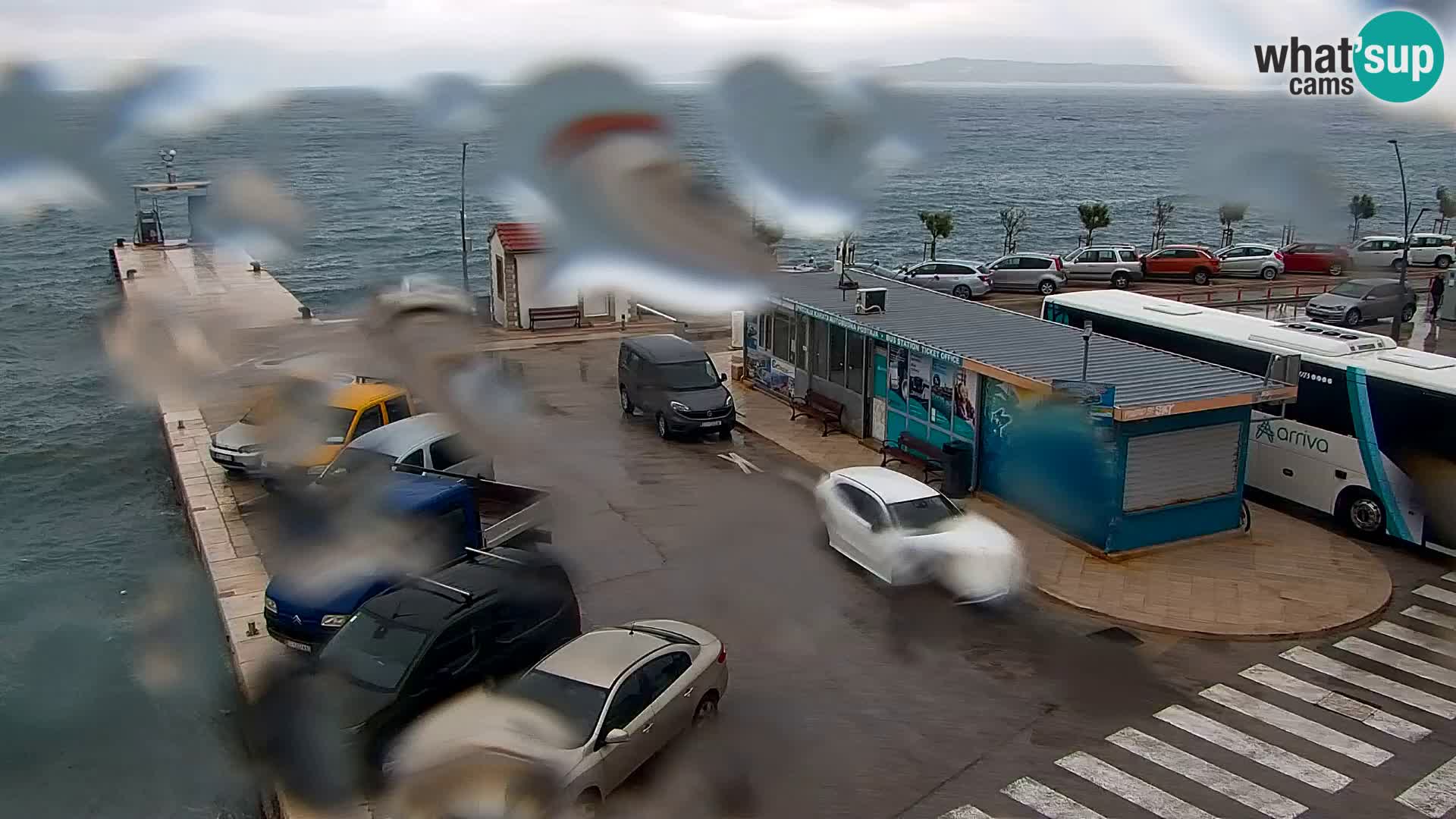 Spletna kamera Bol – Center mesta in marina v živo