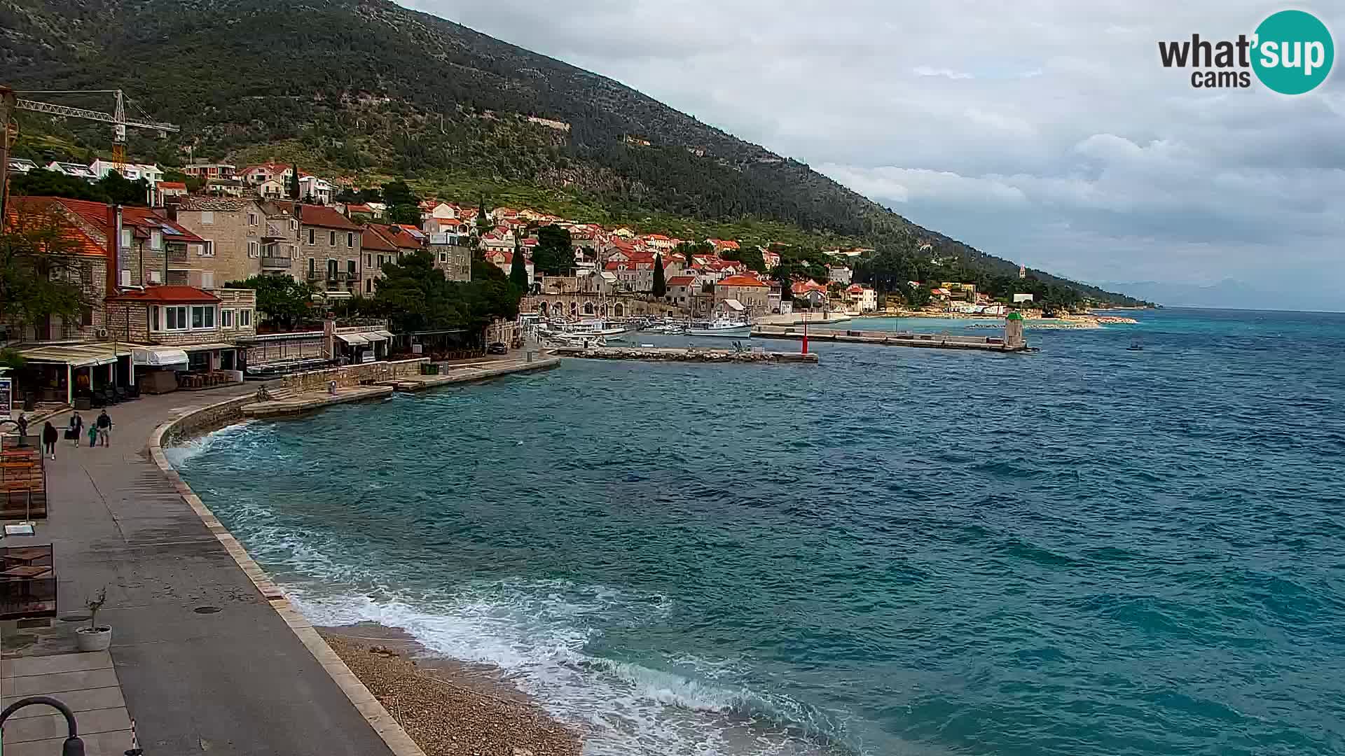 Spletna kamera Bol – Center mesta in marina v živo