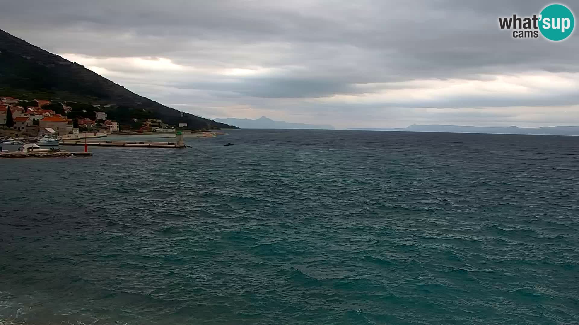 Web kamera Bol – Centar mjesta i marina | Pogled uživo