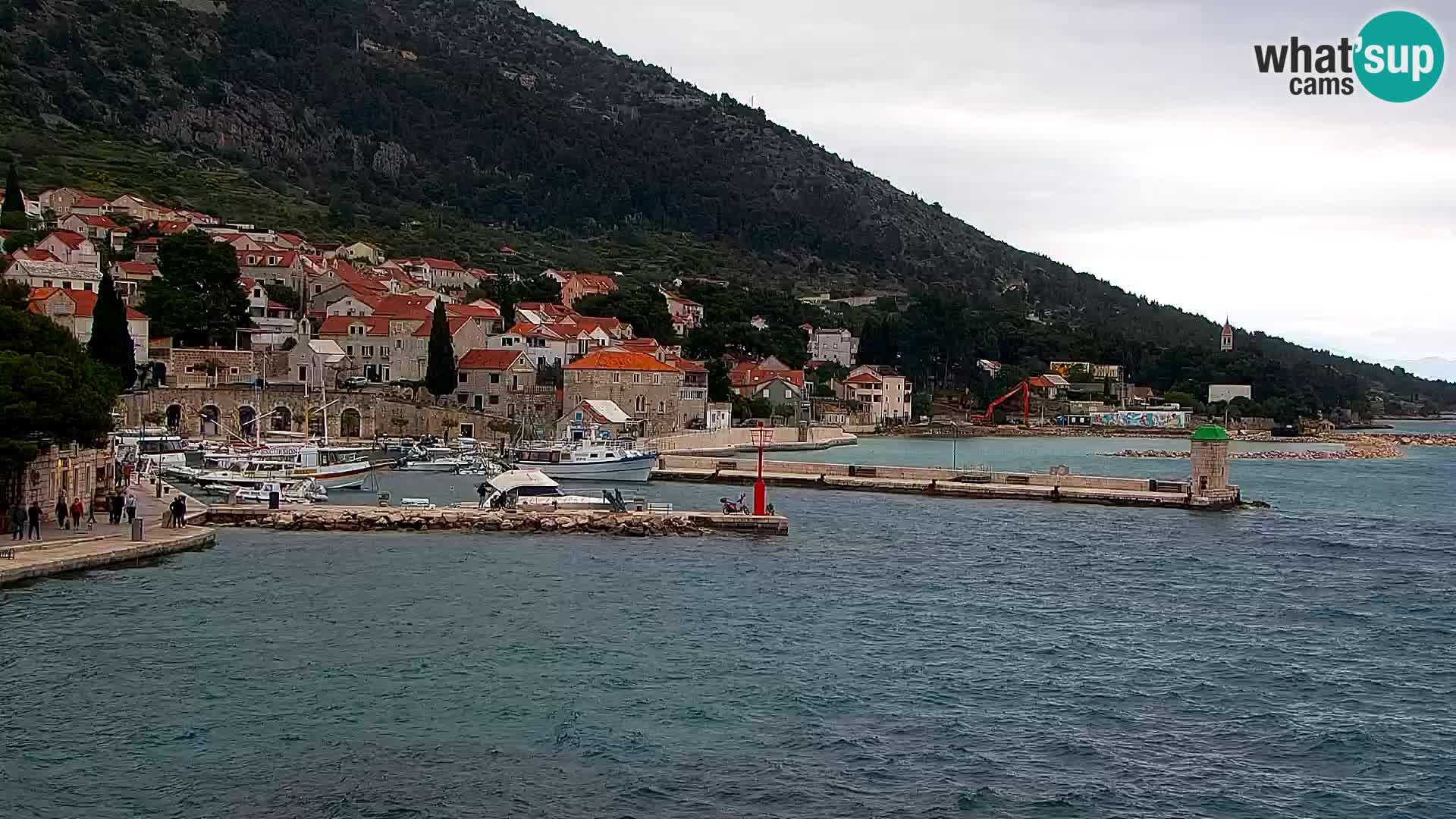 Web kamera Bol – Centar mjesta i marina | Pogled uživo
