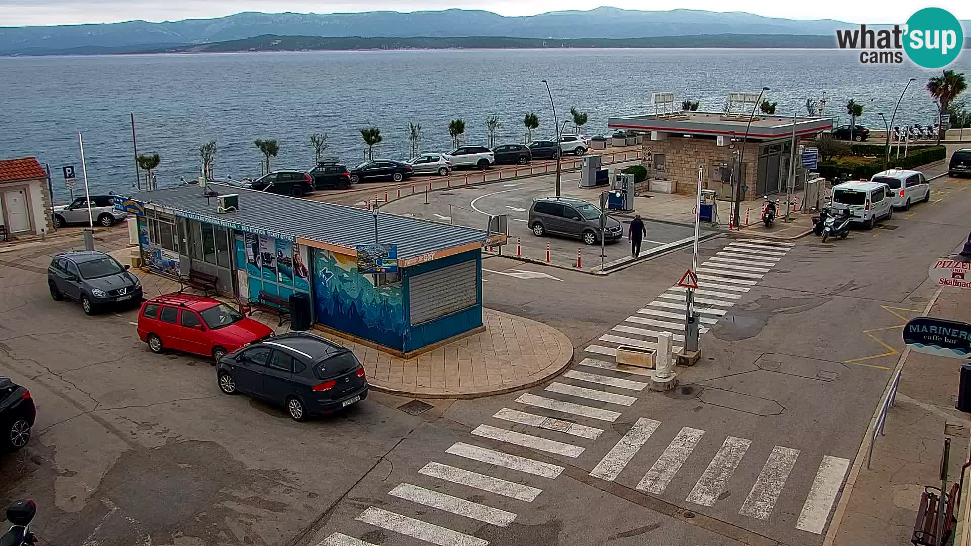 Spletna kamera Bol – Center mesta in marina v živo