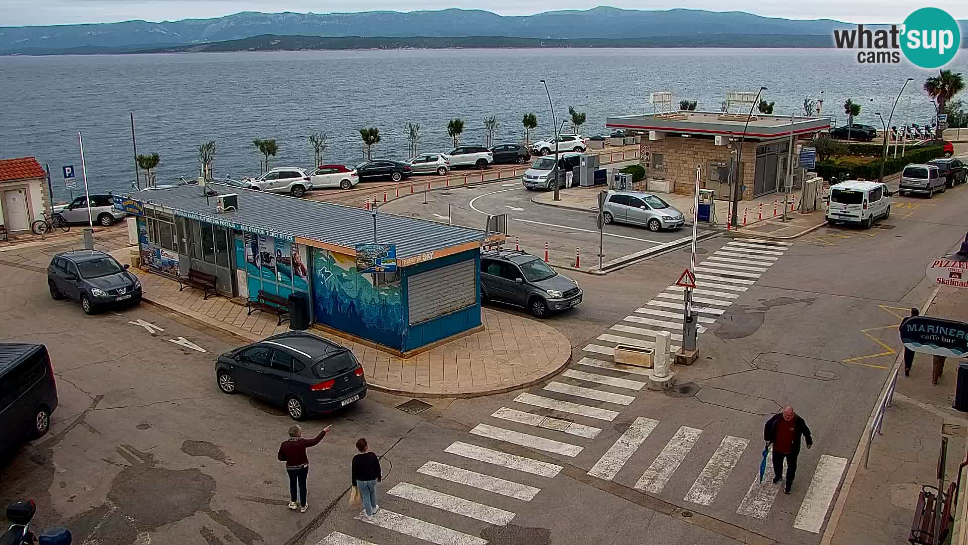 Spletna kamera Bol – Center mesta in marina v živo