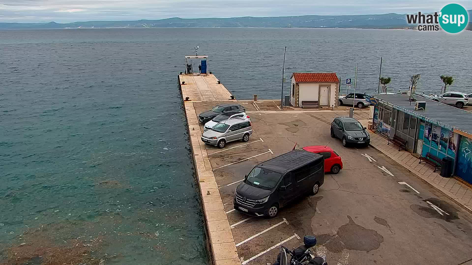 Spletna kamera Bol – Center mesta in marina v živo
