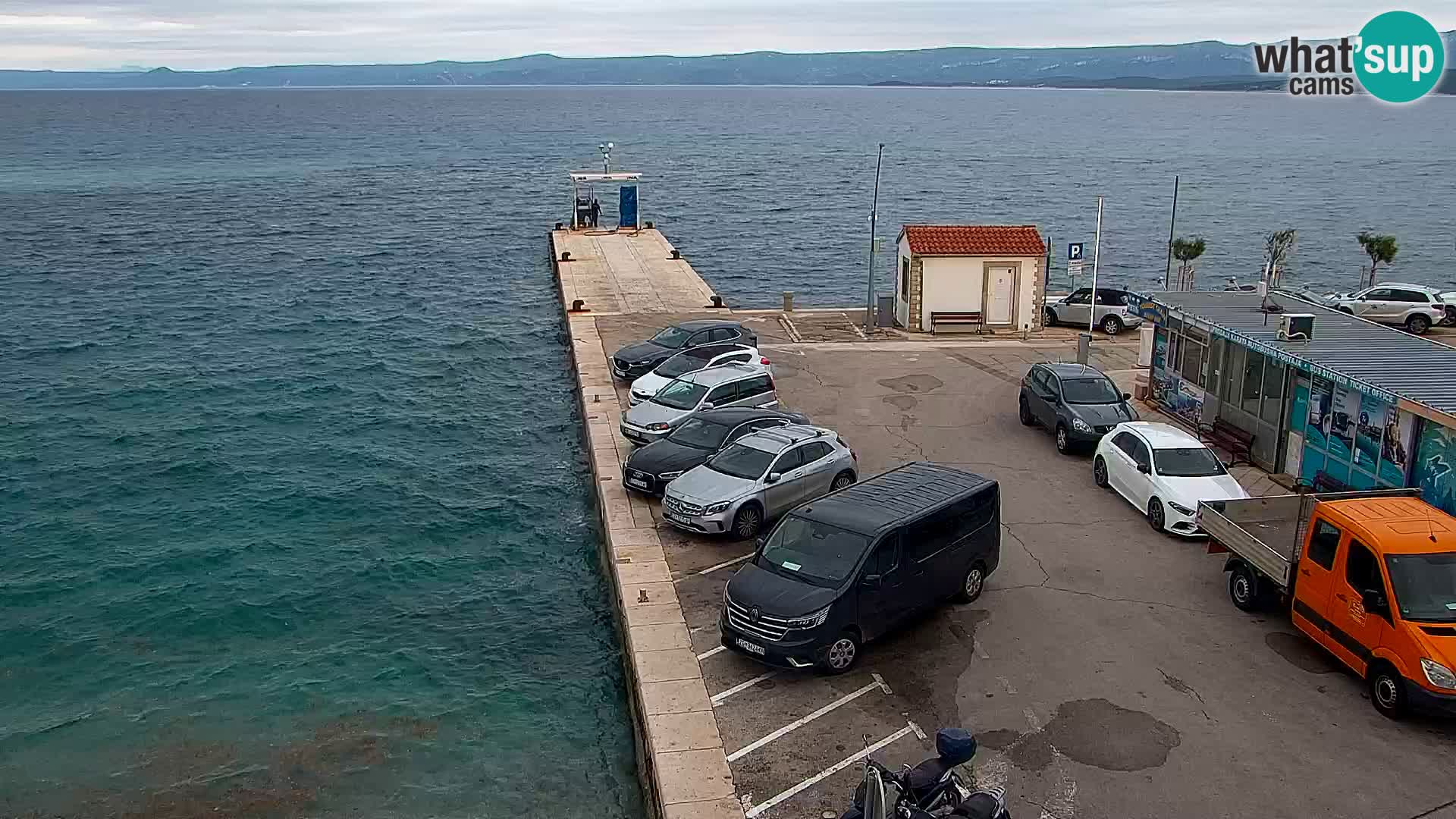 Spletna kamera Bol – Center mesta in marina v živo