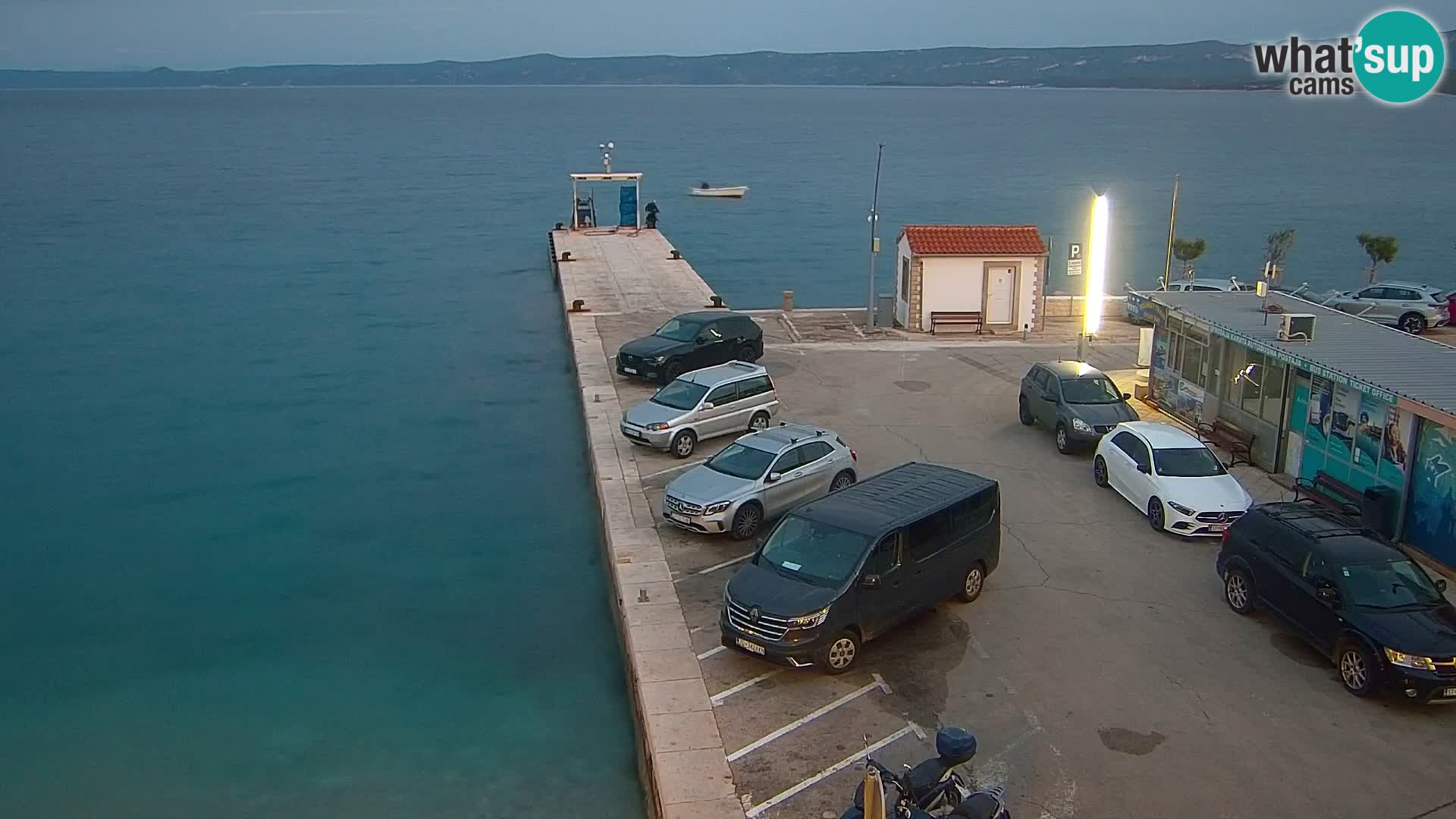 Spletna kamera Bol – Center mesta in marina v živo