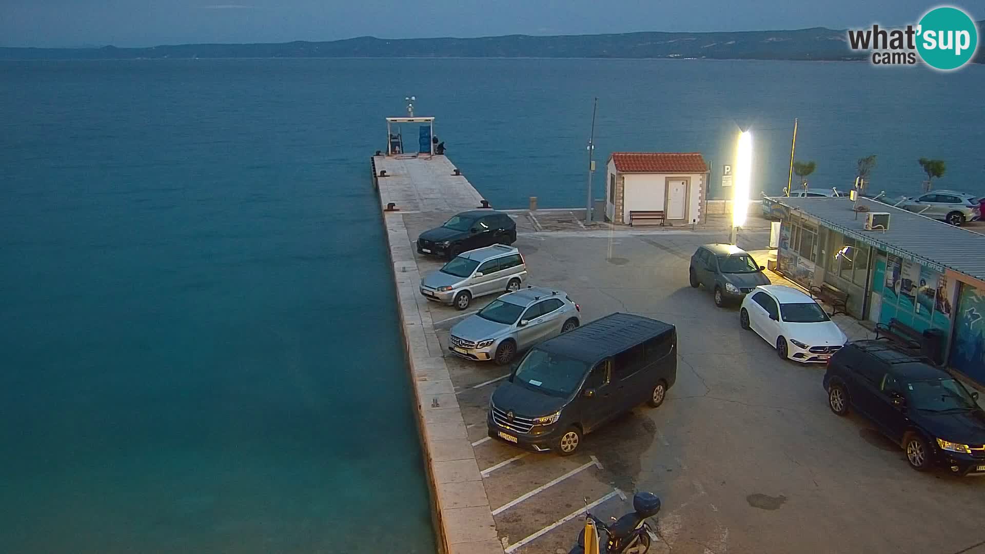 Spletna kamera Bol – Center mesta in marina v živo