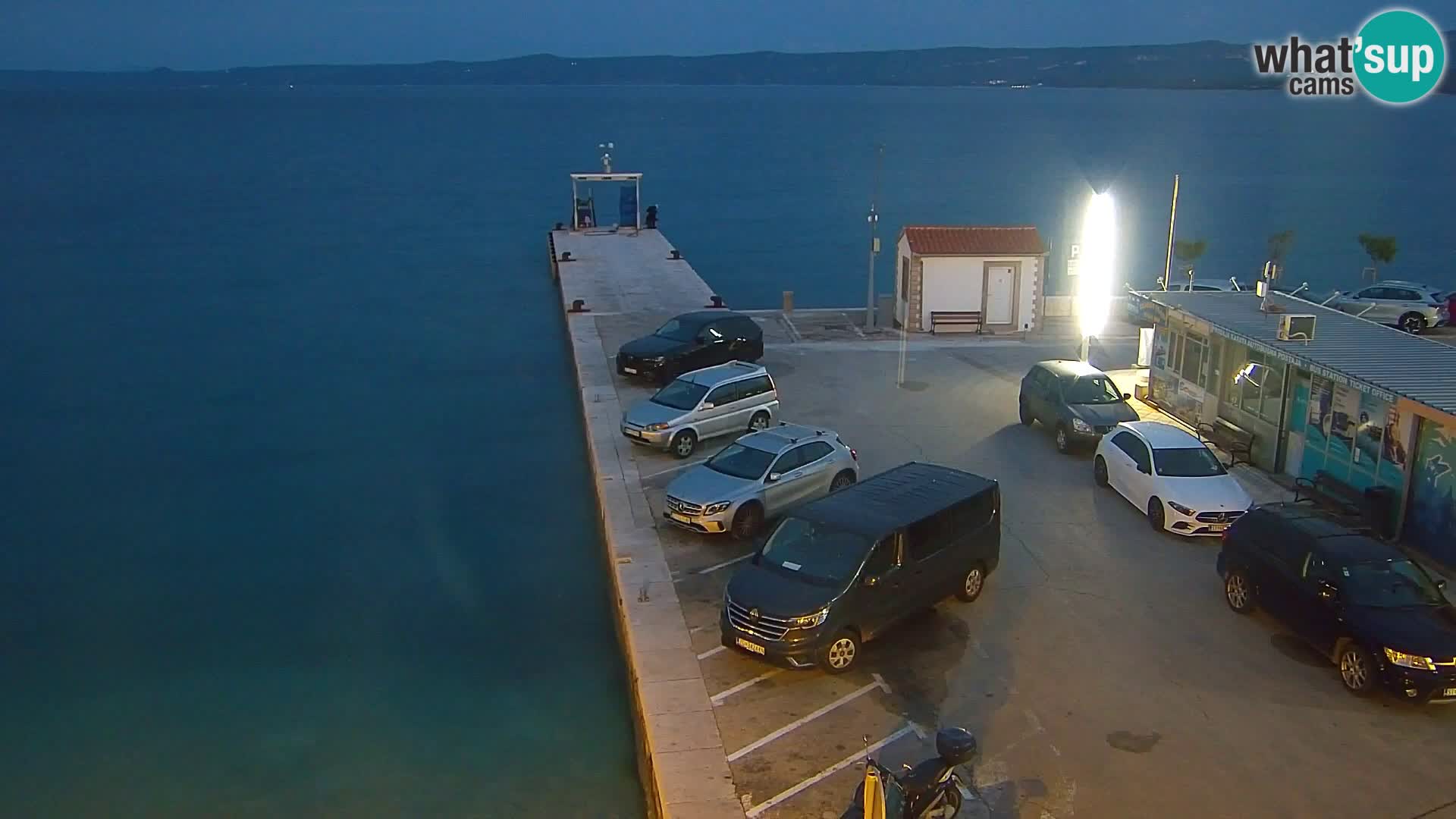 Spletna kamera Bol – Center mesta in marina v živo