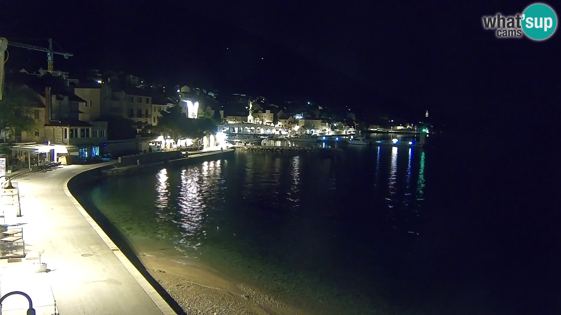 Spletna kamera Bol – Center mesta in marina v živo