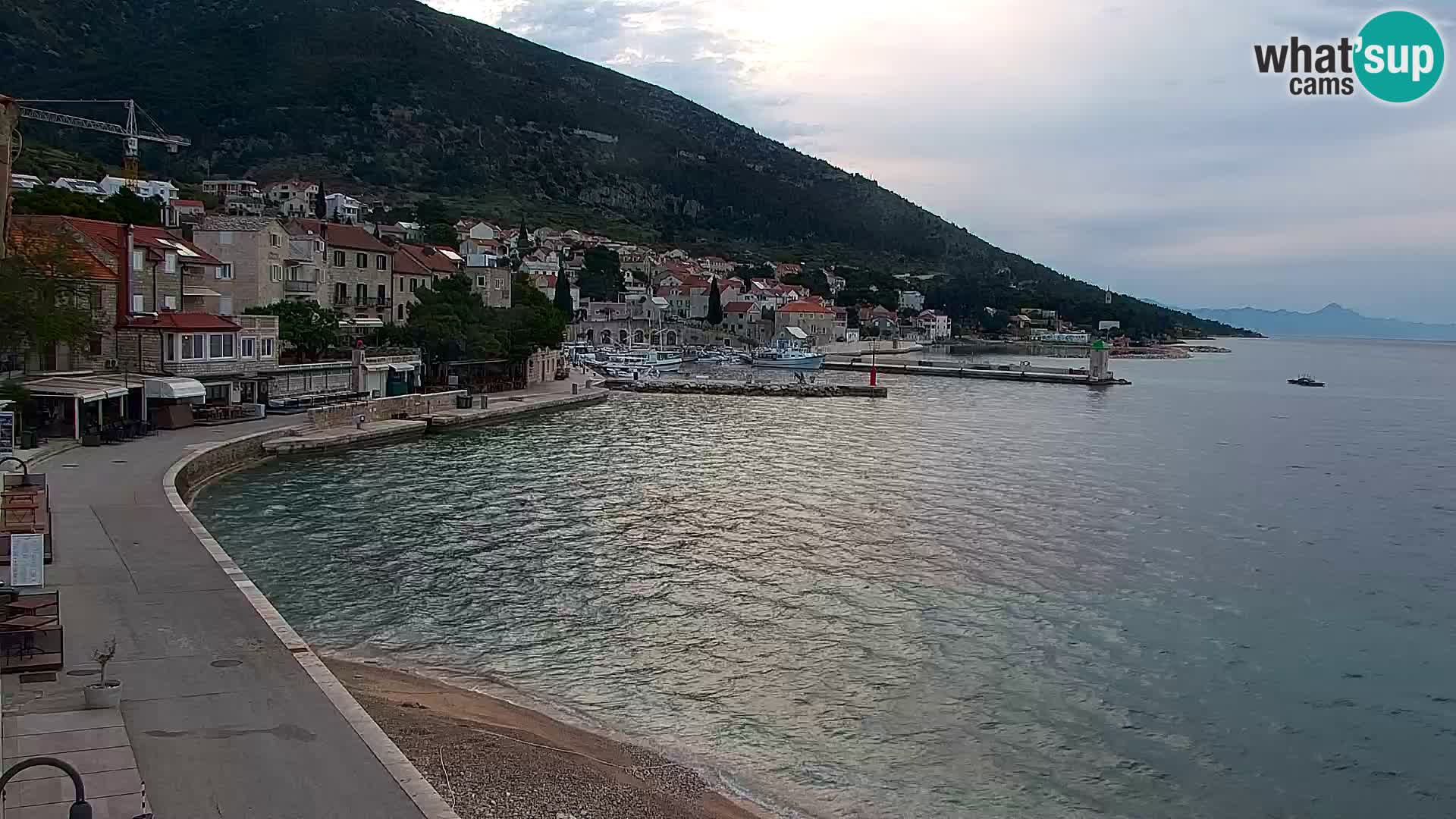 Spletna kamera Bol – Center mesta in marina v živo