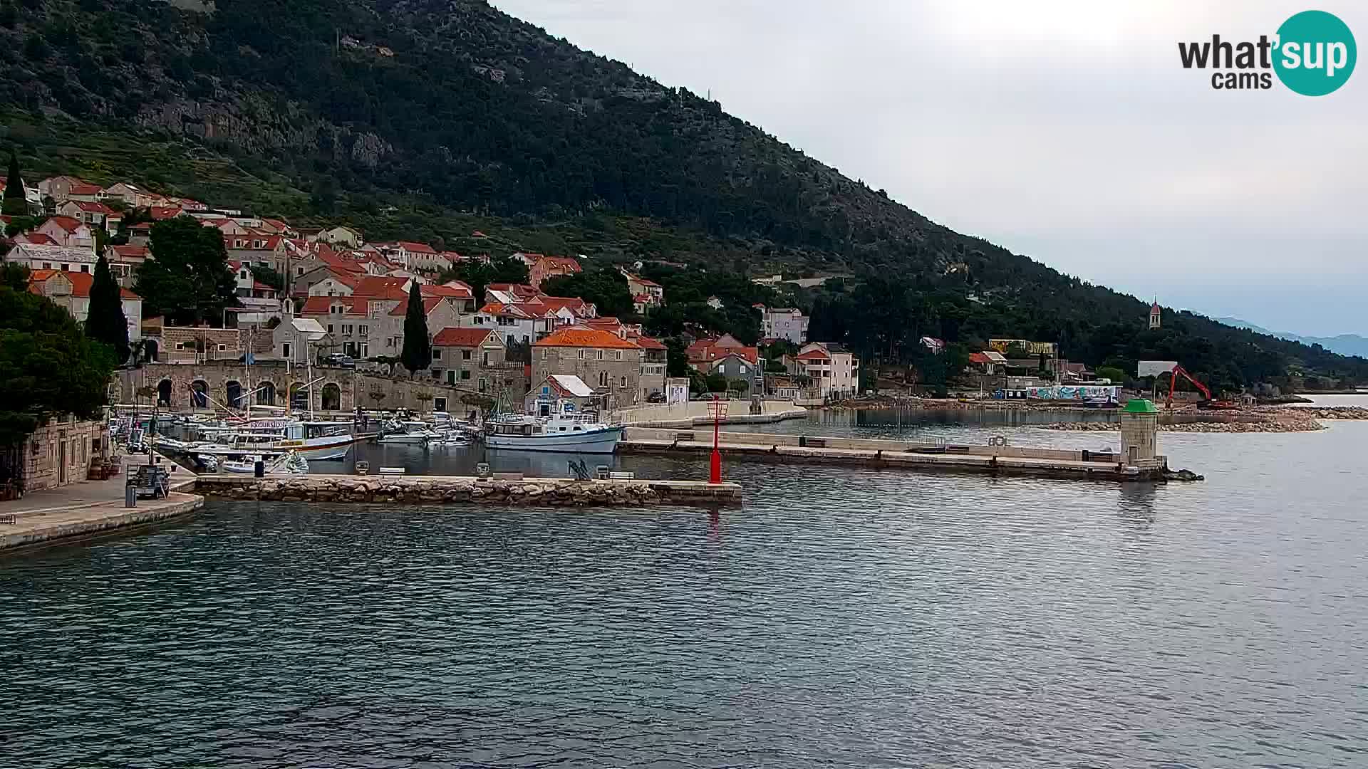 Spletna kamera Bol – Center mesta in marina v živo