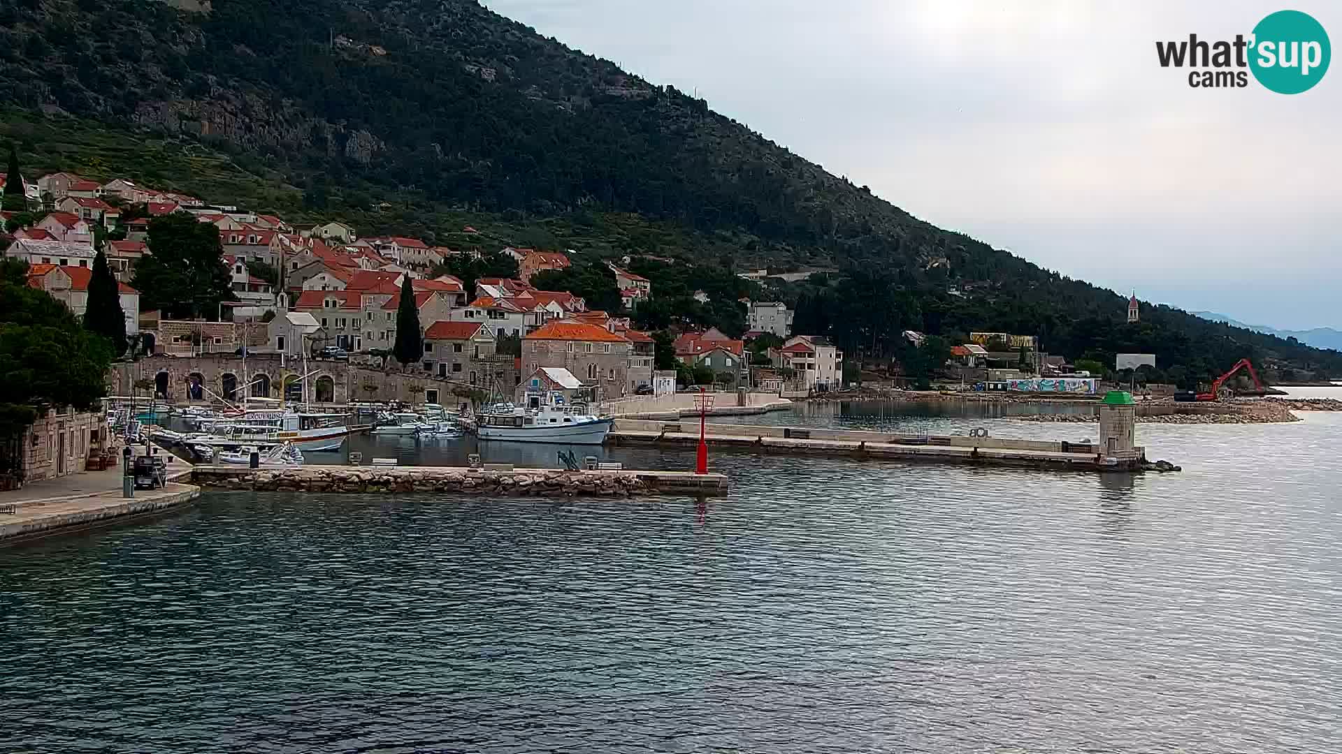 Spletna kamera Bol – Center mesta in marina v živo