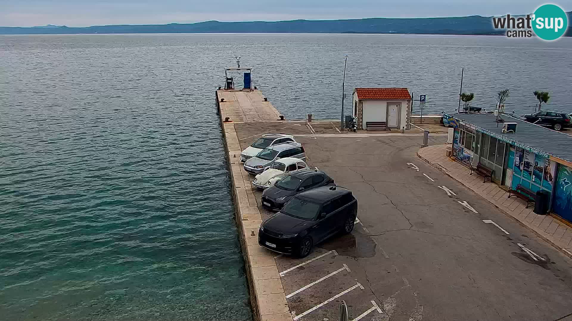 Spletna kamera Bol – Center mesta in marina v živo