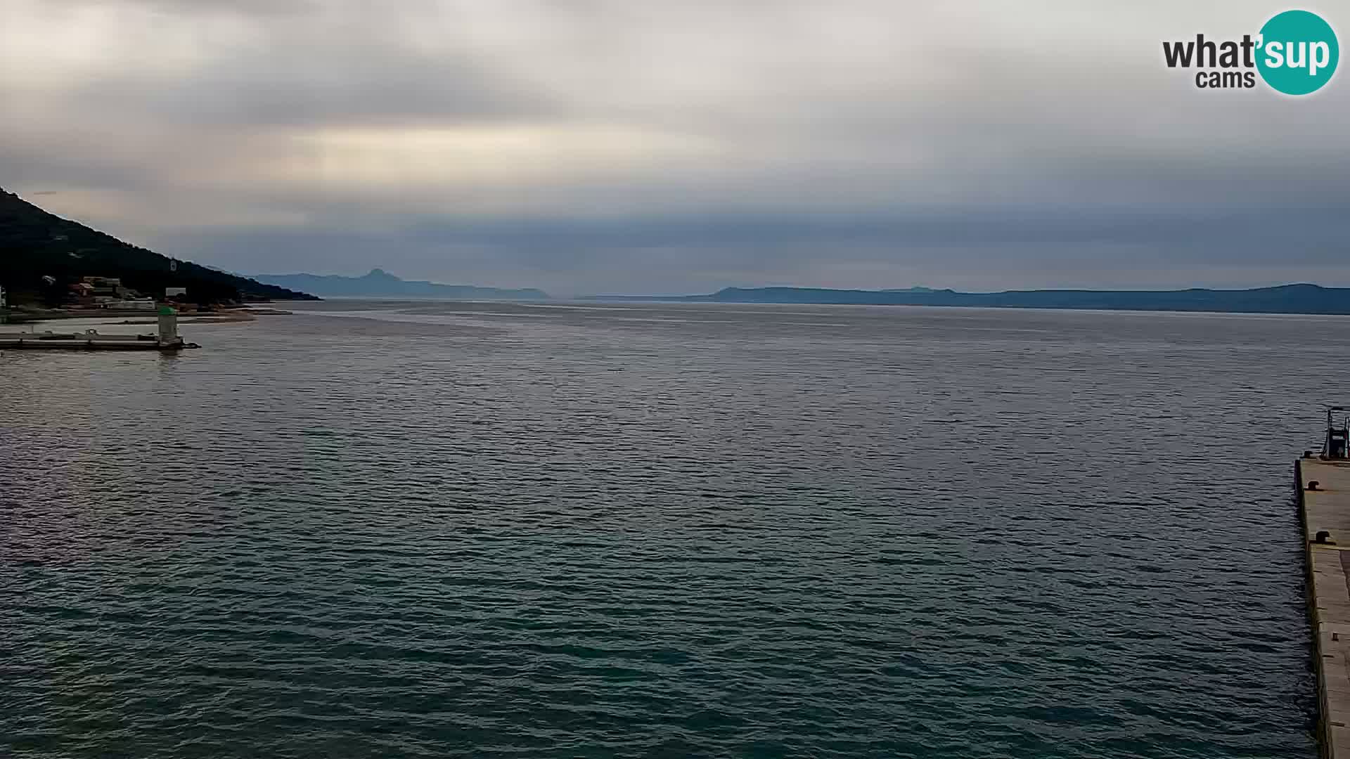 Spletna kamera Bol – Center mesta in marina v živo