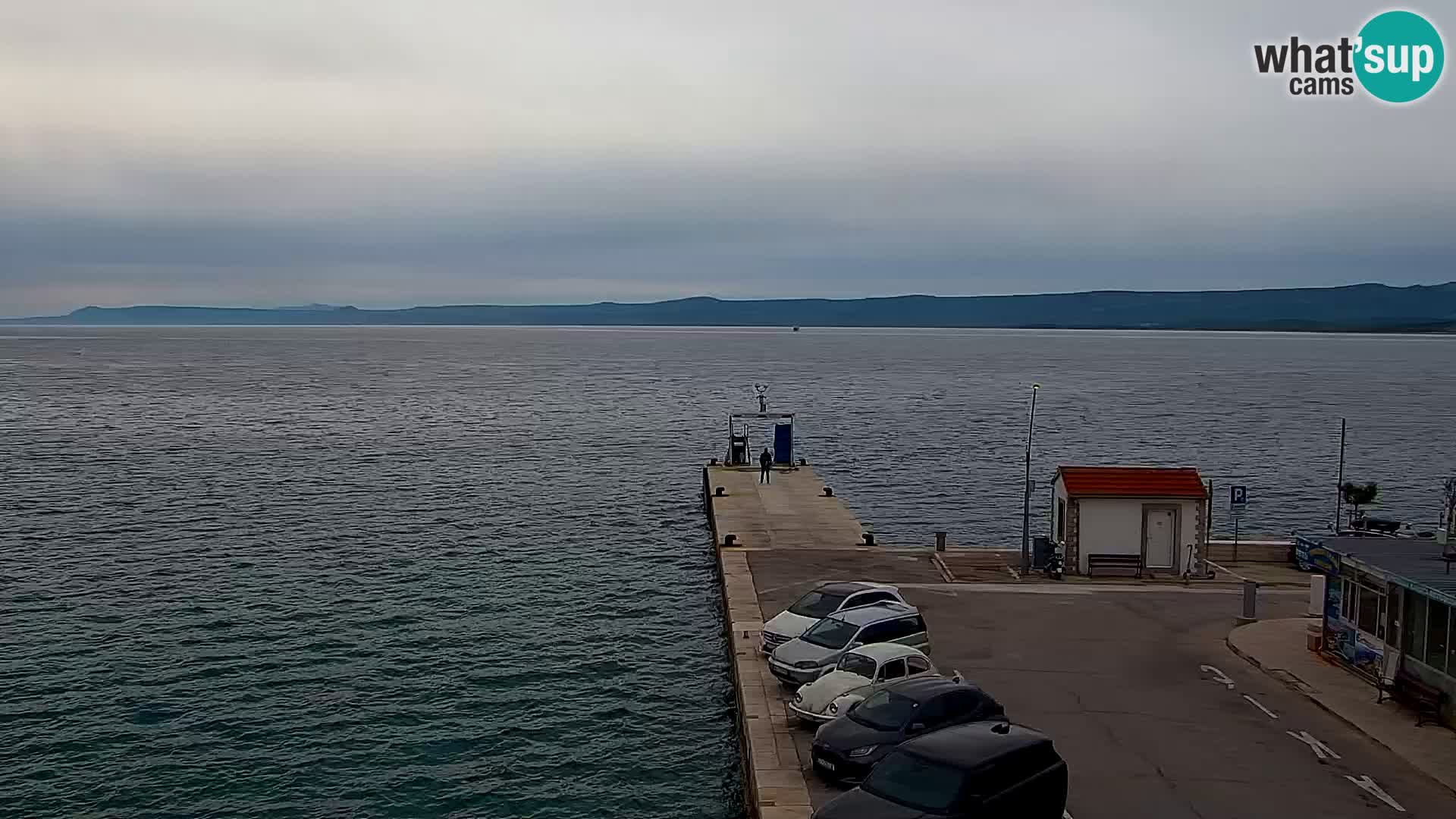 Spletna kamera Bol – Center mesta in marina v živo