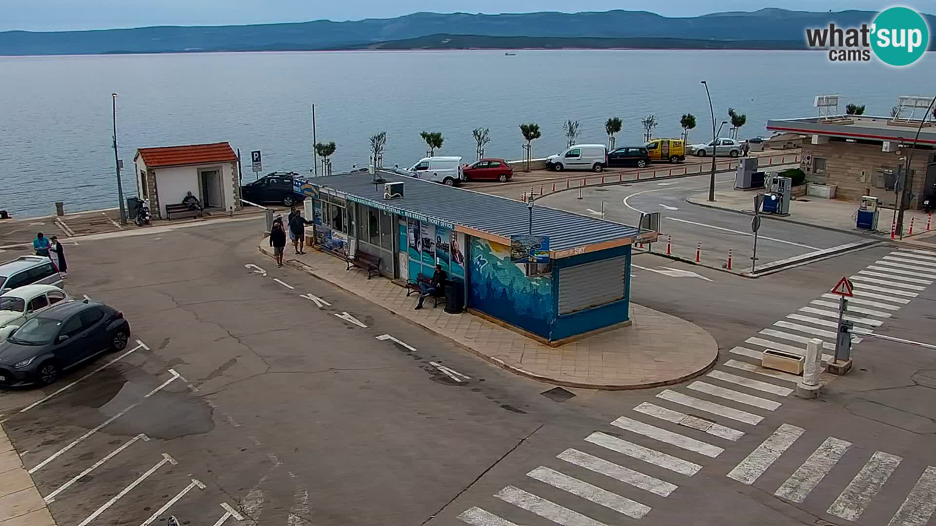 Spletna kamera Bol – Center mesta in marina v živo