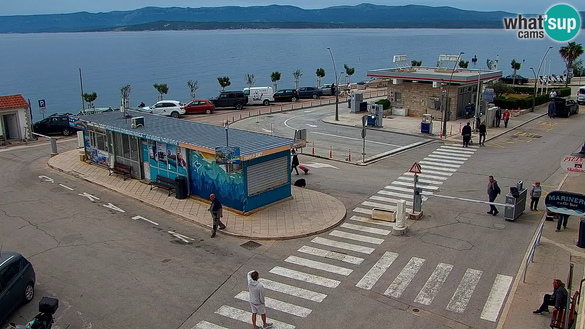 Spletna kamera Bol – Center mesta in marina v živo