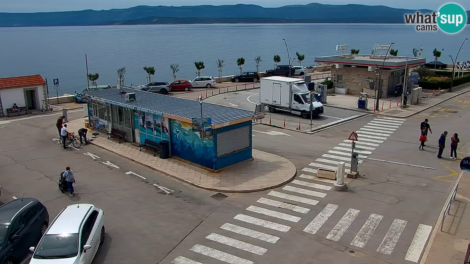 Spletna kamera Bol – Center mesta in marina v živo