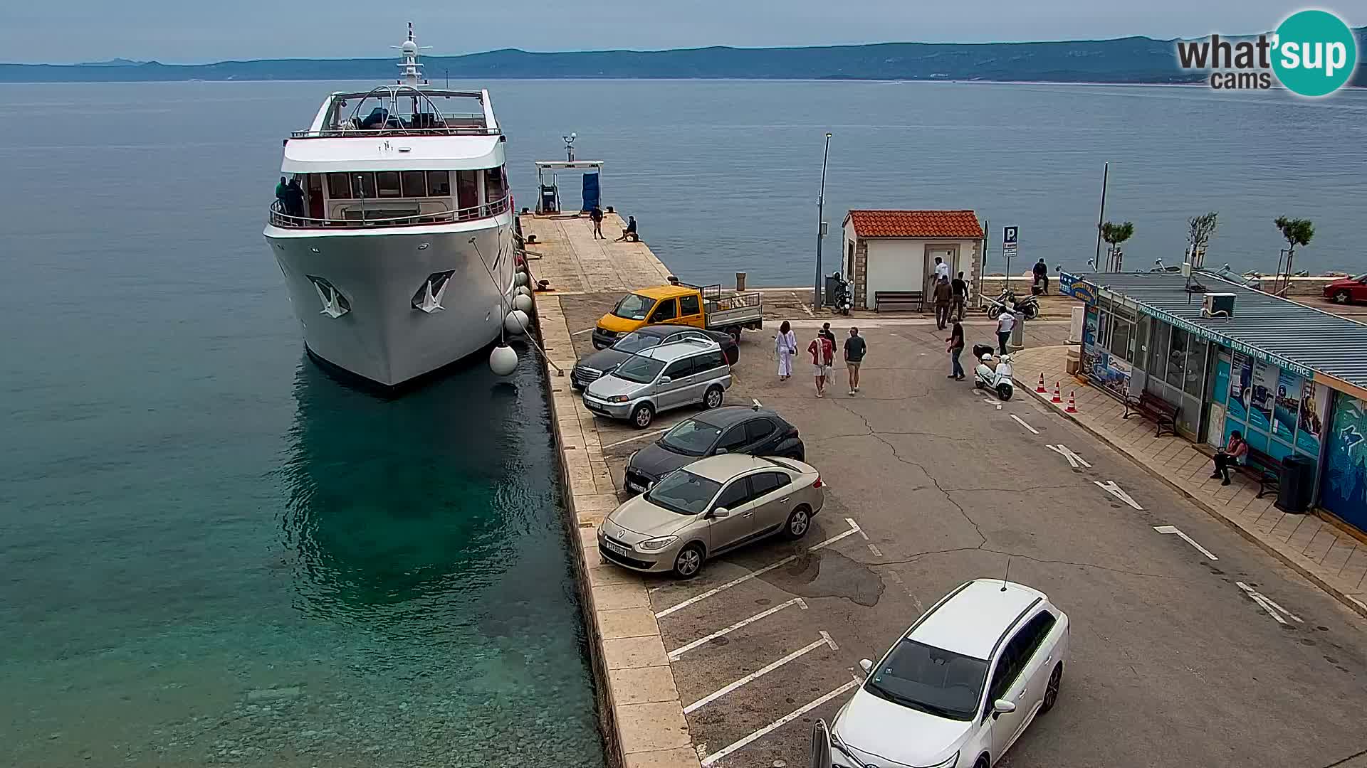 Spletna kamera Bol – Center mesta in marina v živo