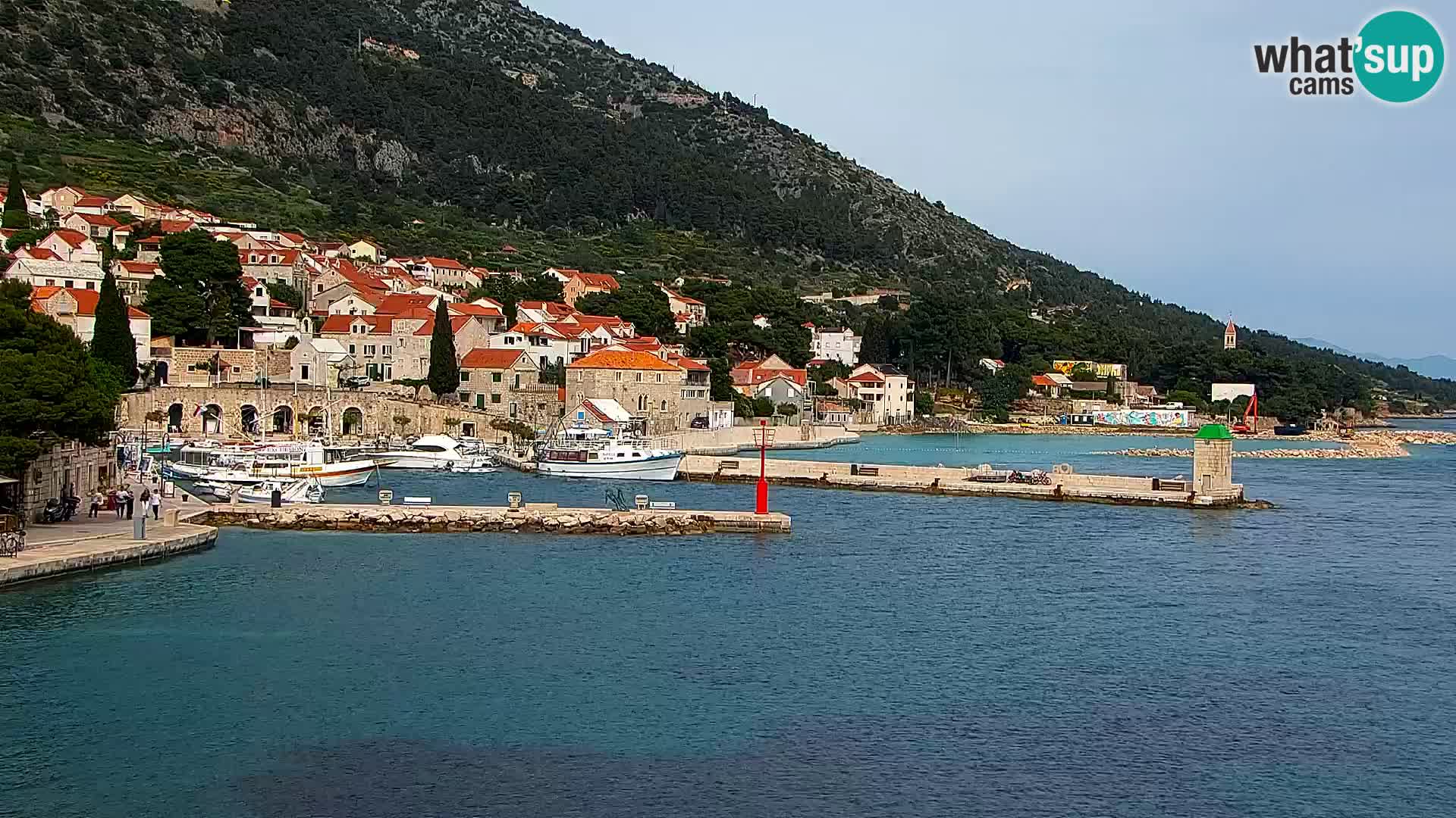 Web kamera Bol – Centar mjesta i marina | Pogled uživo