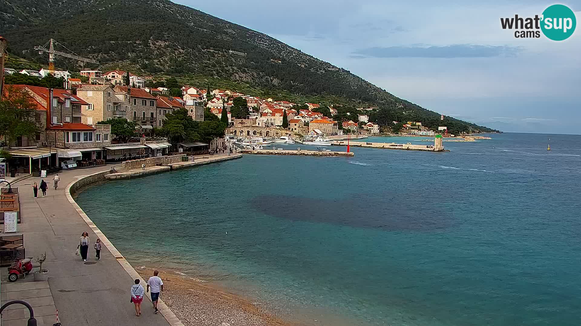 Spletna kamera Bol – Center mesta in marina v živo
