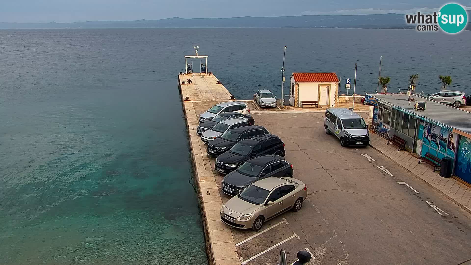 Spletna kamera Bol – Center mesta in marina v živo