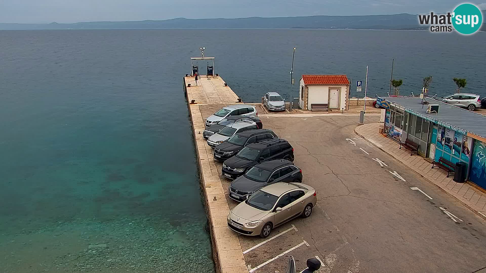 Spletna kamera Bol – Center mesta in marina v živo