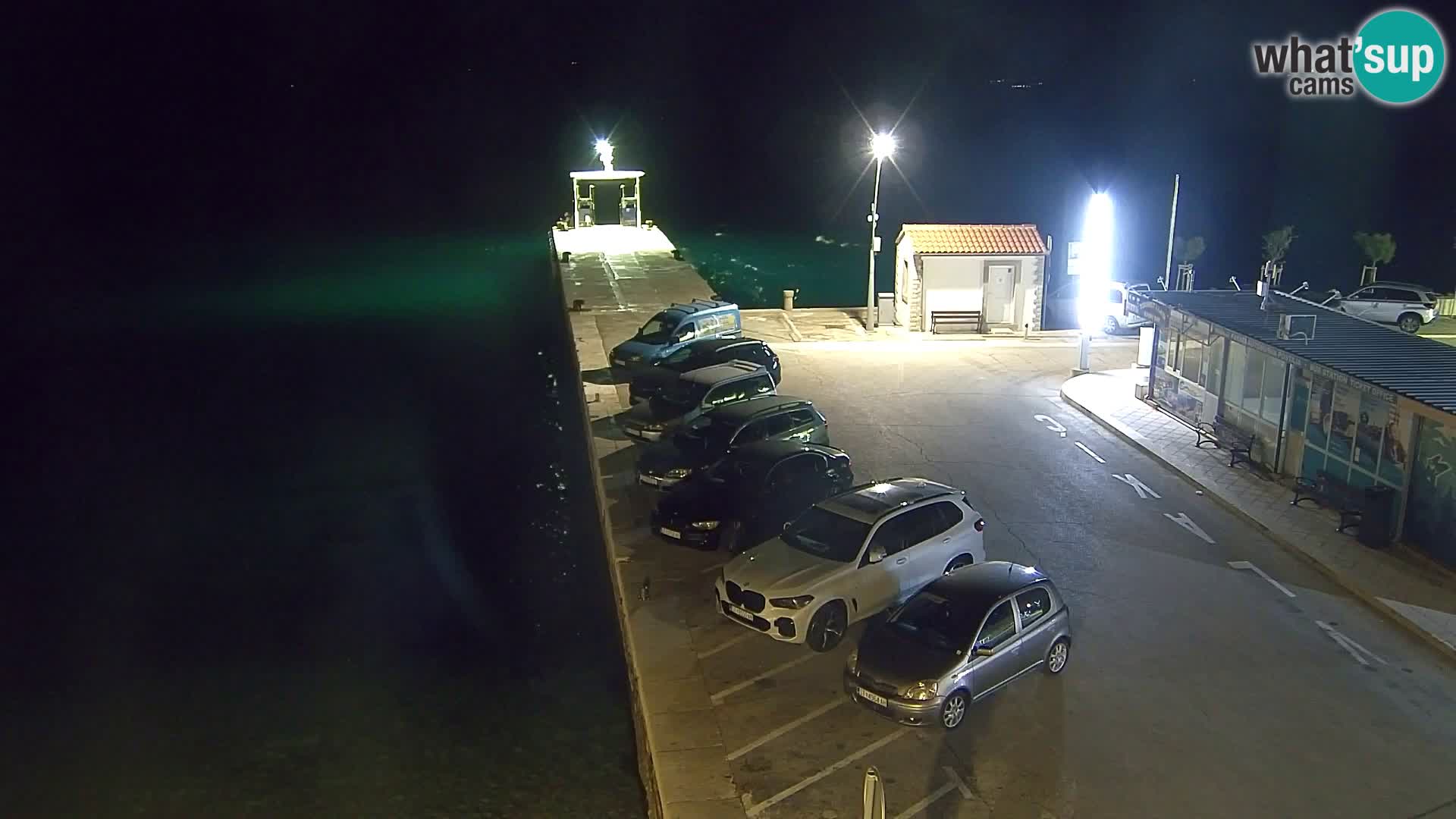 Spletna kamera Bol – Center mesta in marina v živo