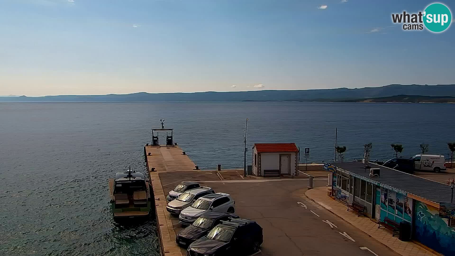 Spletna kamera Bol – Center mesta in marina v živo