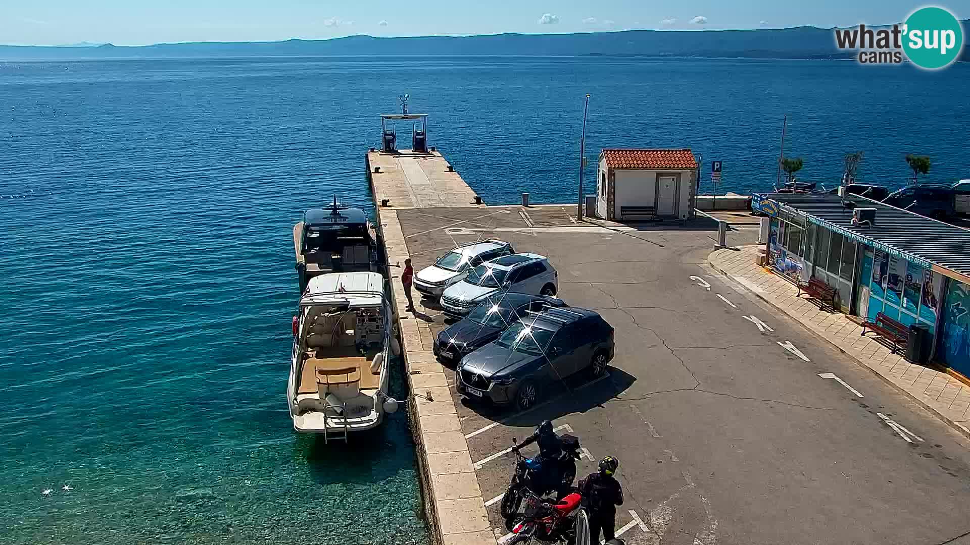 Spletna kamera Bol – Center mesta in marina v živo
