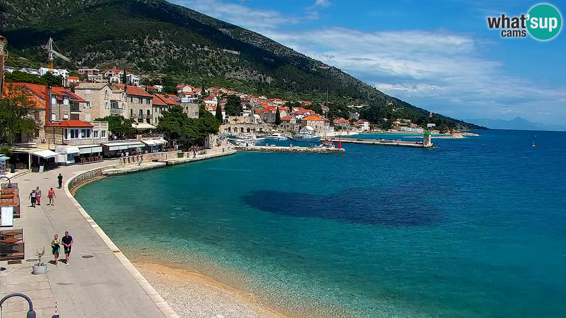 Spletna kamera Bol – Center mesta in marina v živo