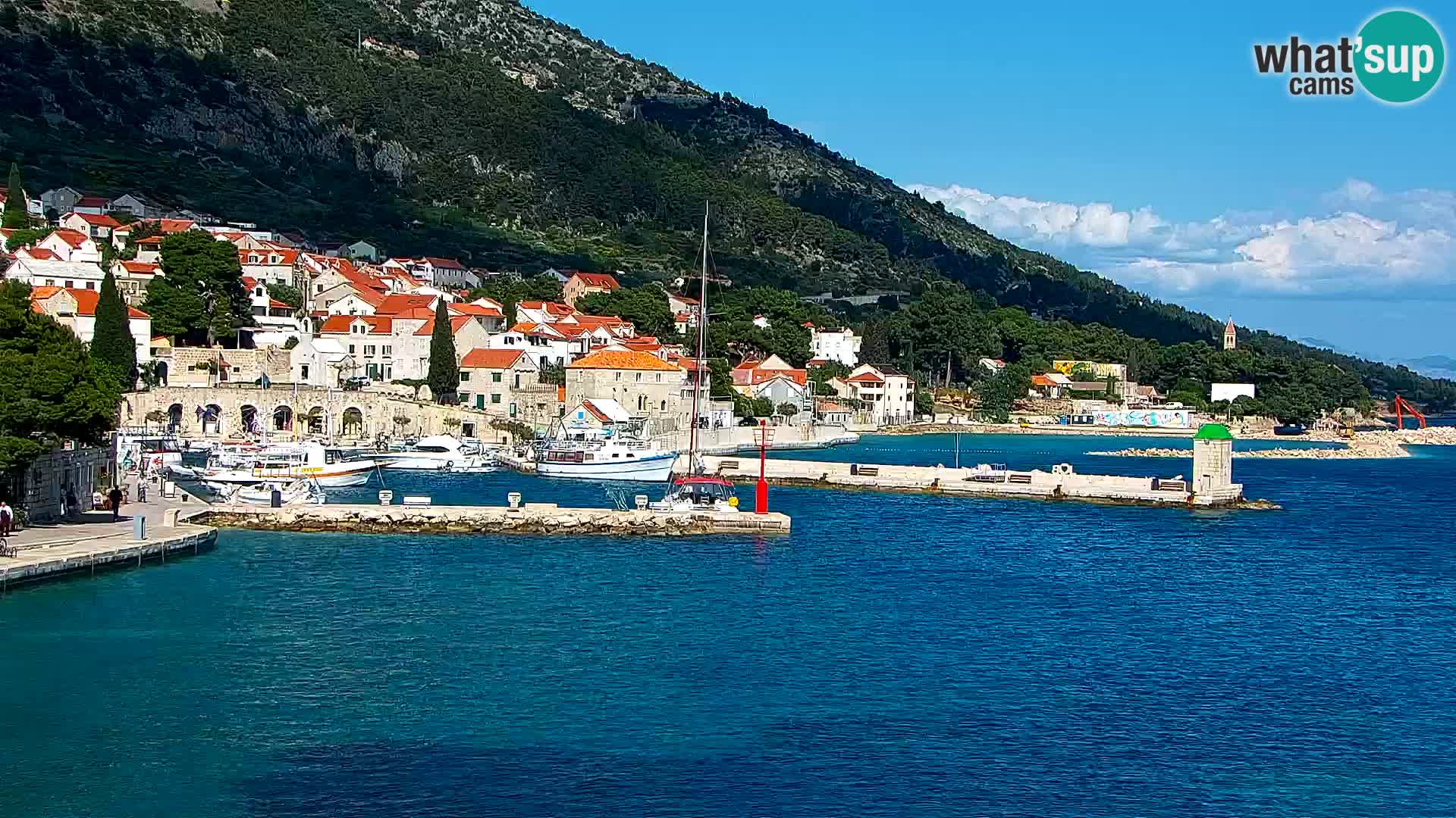 Web kamera Bol – Centar mjesta i marina | Pogled uživo