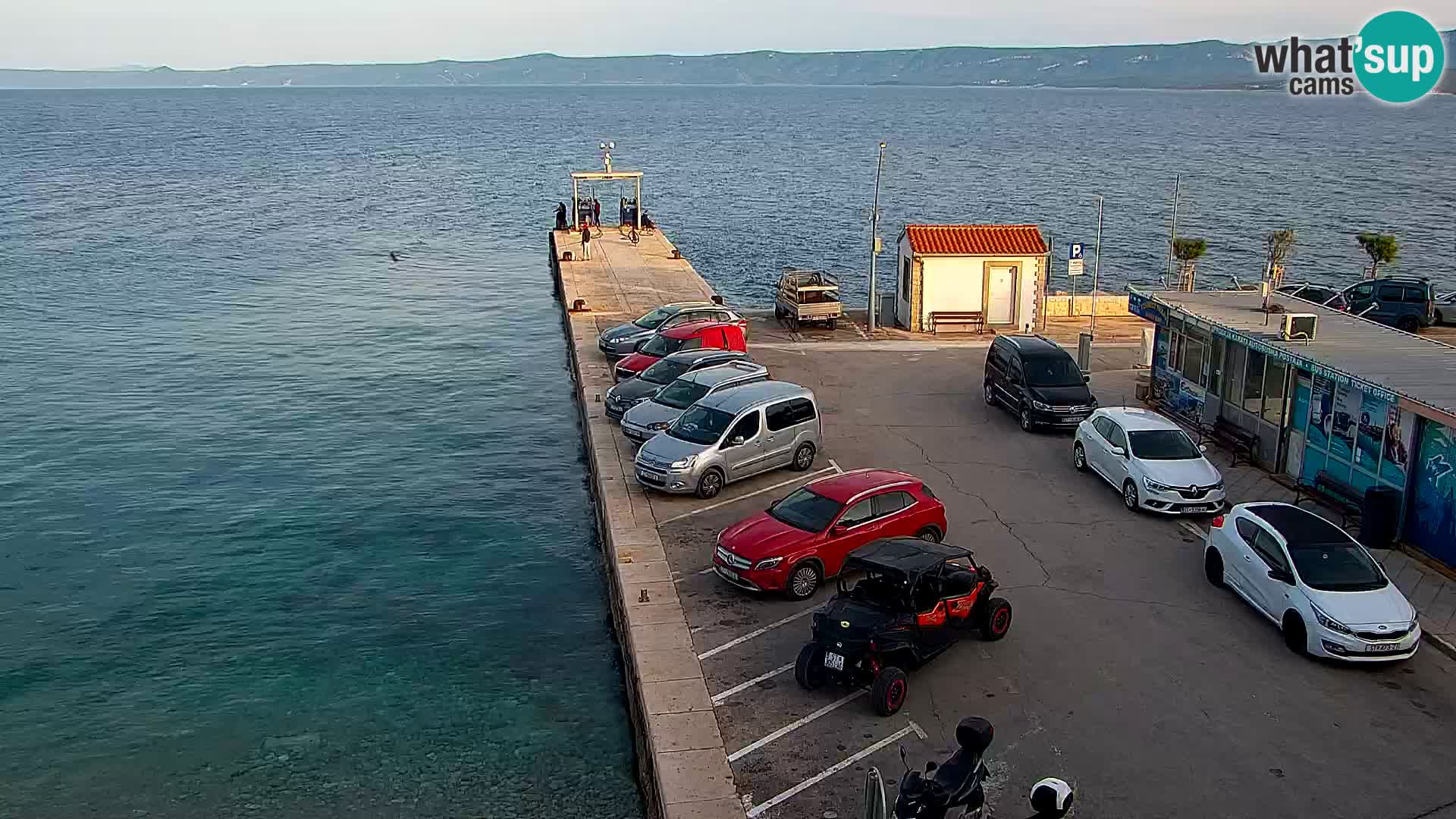 Web kamera Bol – Centar mjesta i marina | Pogled uživo