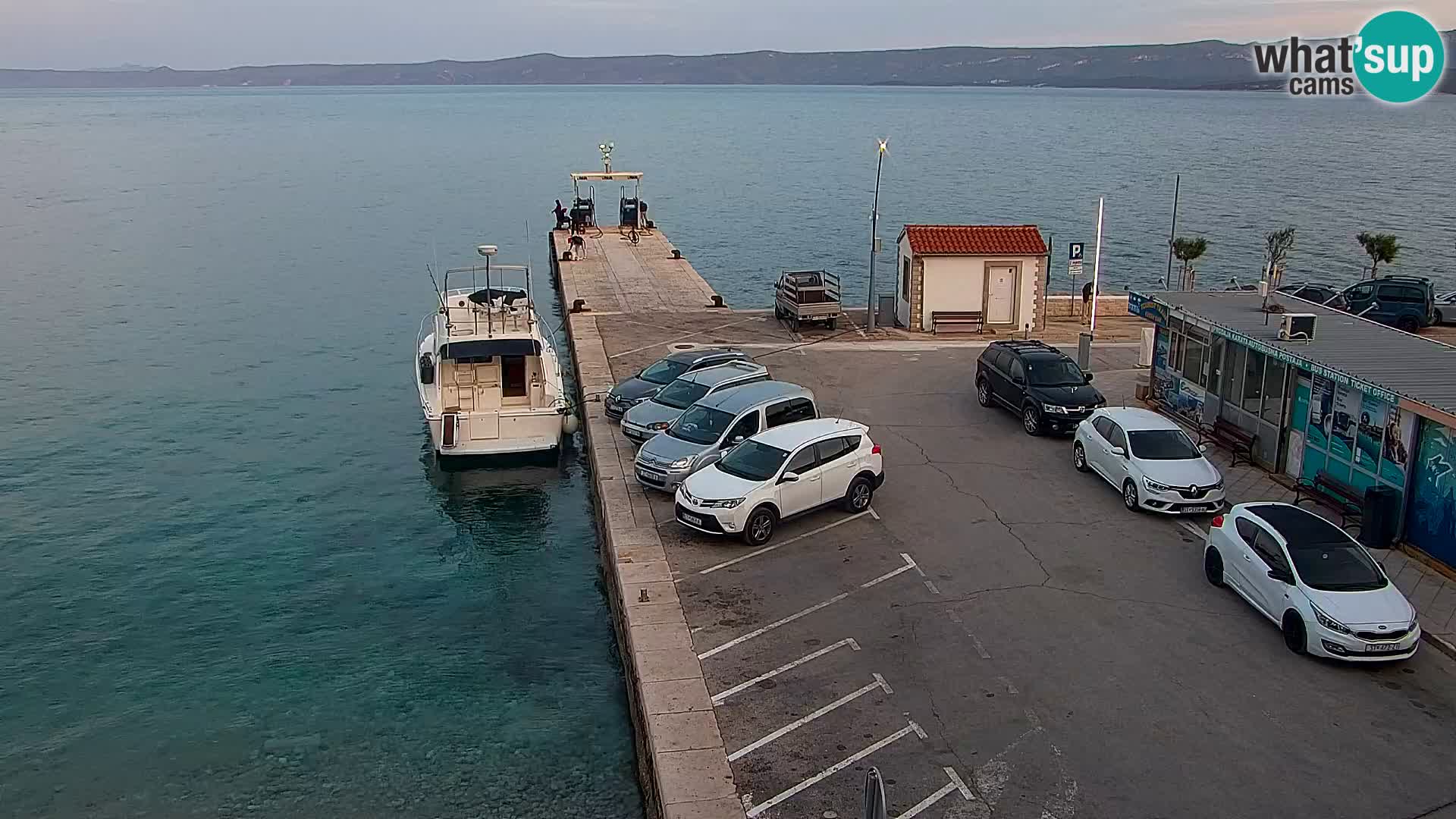 Web kamera Bol – Centar mjesta i marina | Pogled uživo