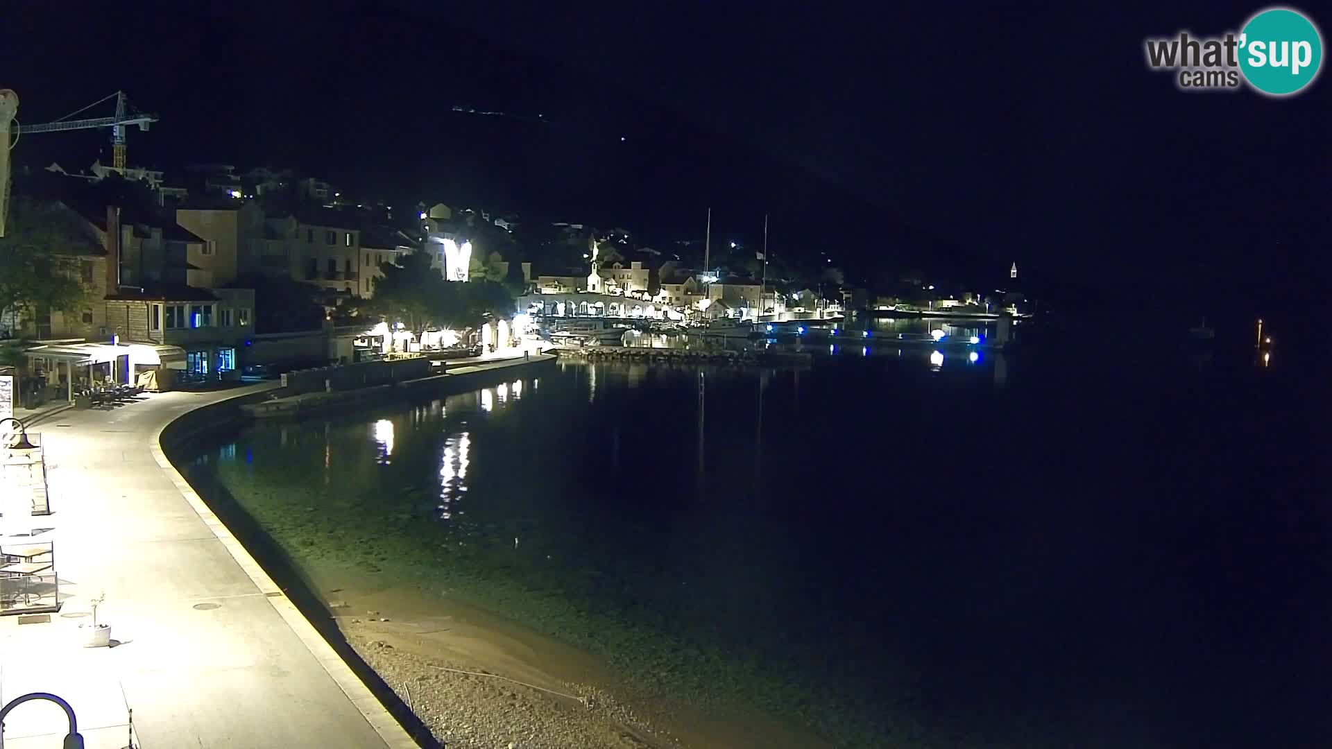 Spletna kamera Bol – Center mesta in marina v živo