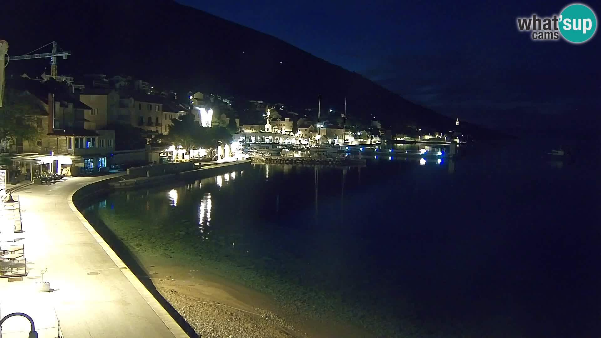 Spletna kamera Bol – Center mesta in marina v živo