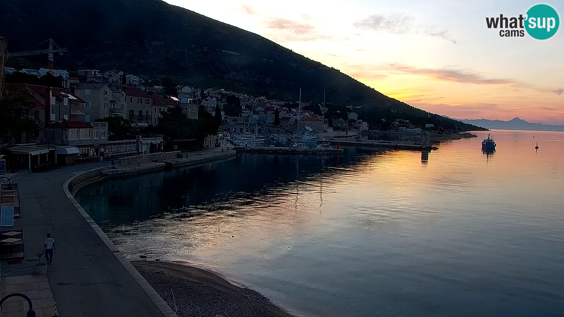 Spletna kamera Bol – Center mesta in marina v živo