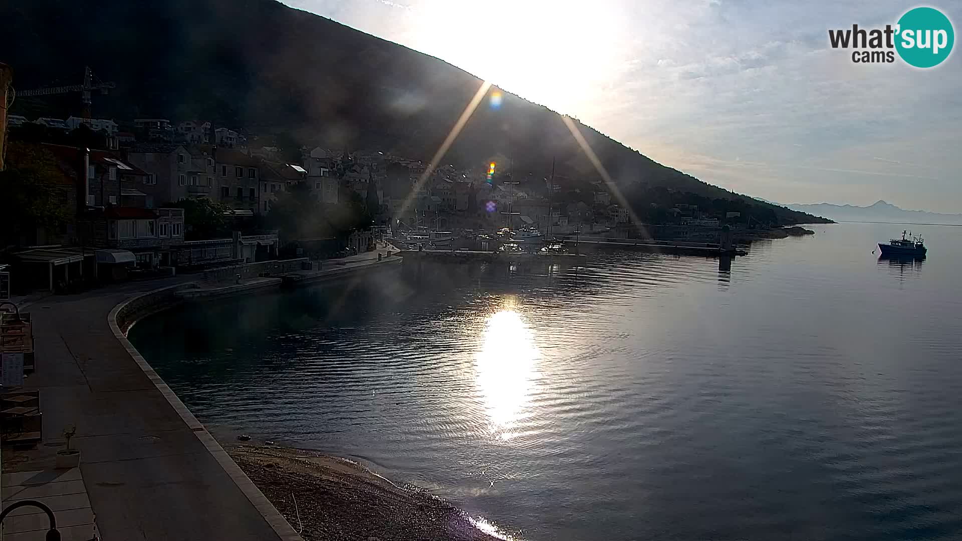 Web kamera Bol – Centar mjesta i marina | Pogled uživo