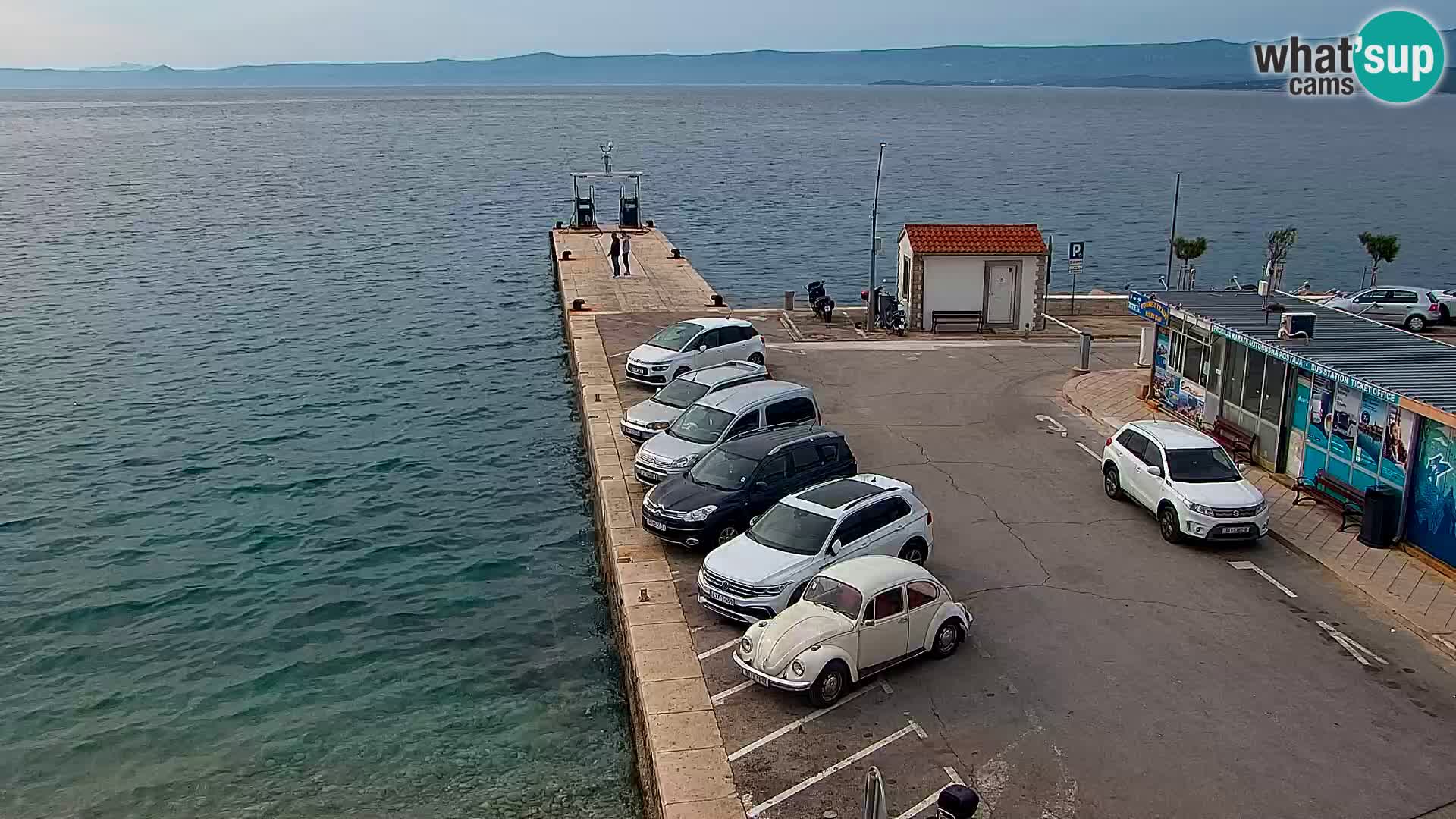 Spletna kamera Bol – Center mesta in marina v živo