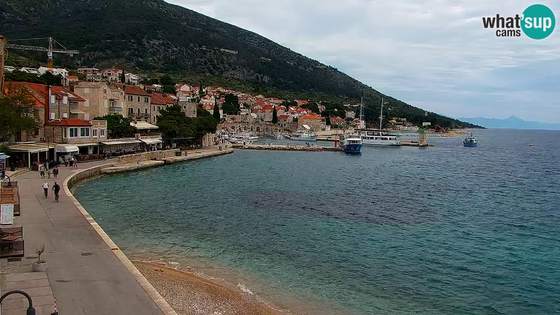 Spletna kamera Bol – Center mesta in marina v živo