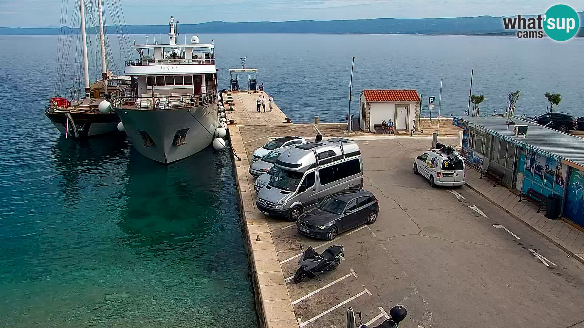 Web kamera Bol – Centar mjesta i marina | Pogled uživo