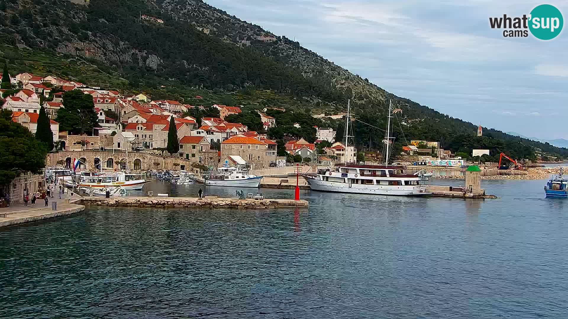 Web kamera Bol – Centar mjesta i marina | Pogled uživo