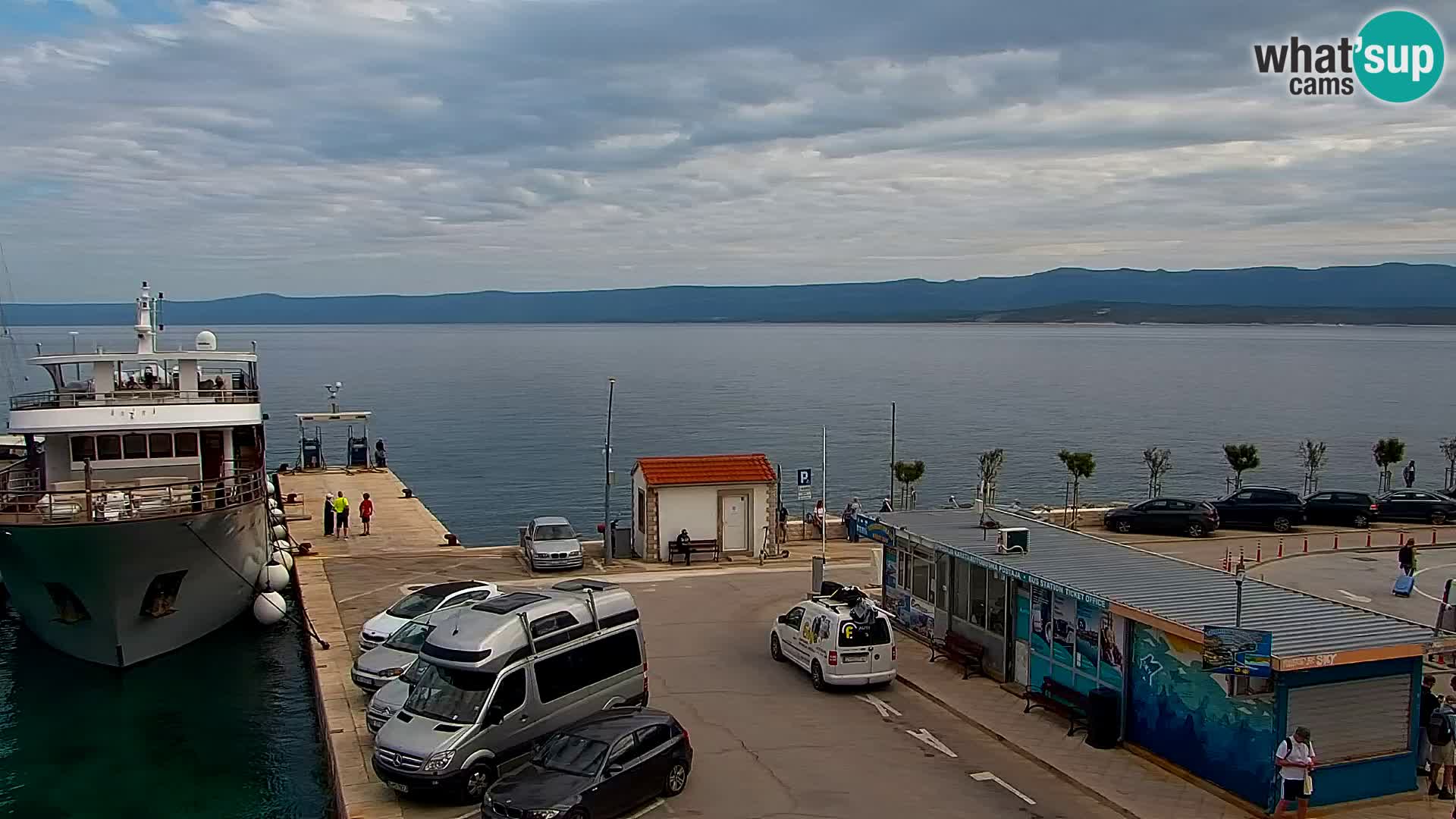 Spletna kamera Bol – Center mesta in marina v živo