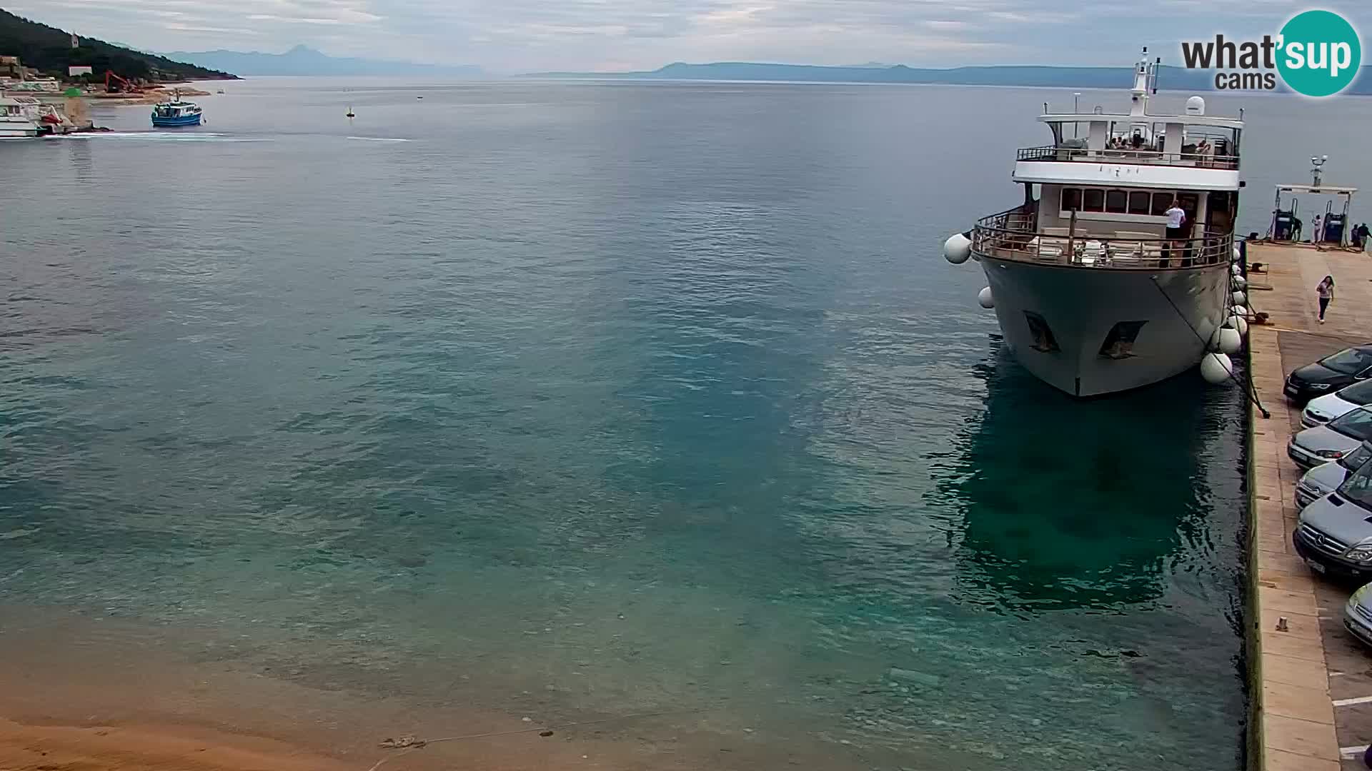 Spletna kamera Bol – Center mesta in marina v živo
