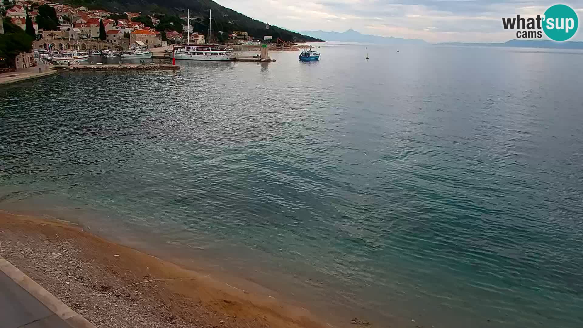 Spletna kamera Bol – Center mesta in marina v živo