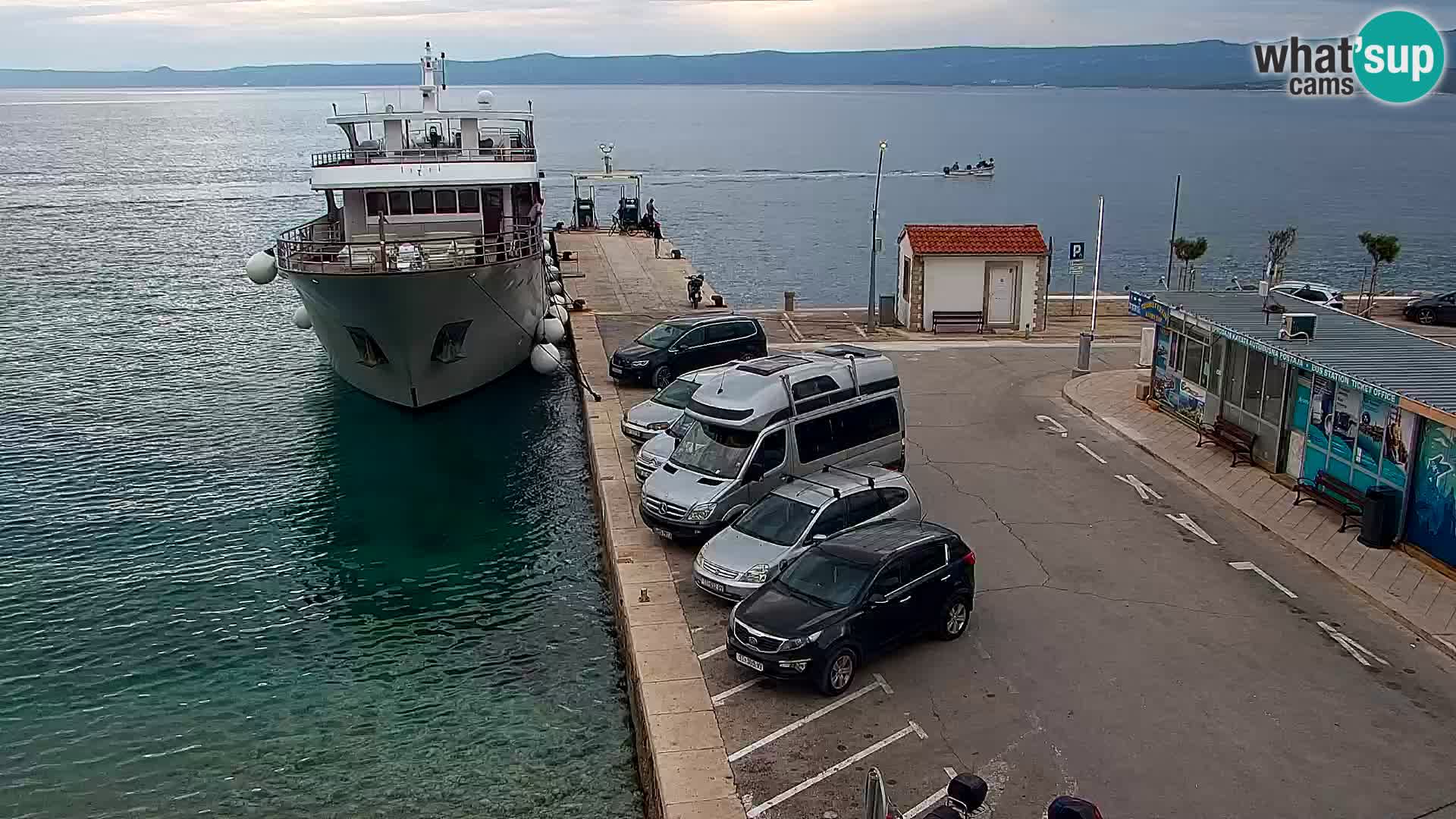 Web kamera Bol – Centar mjesta i marina | Pogled uživo