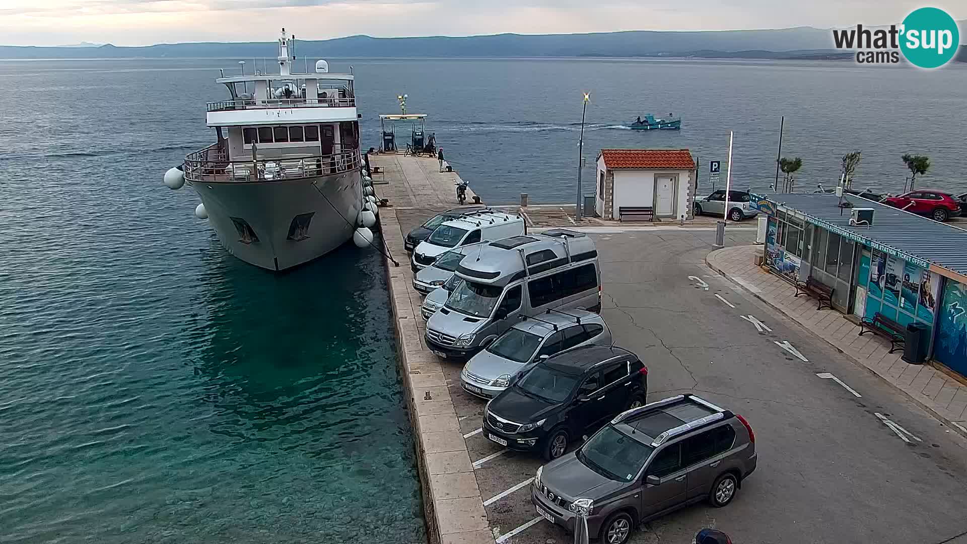 Web kamera Bol – Centar mjesta i marina | Pogled uživo