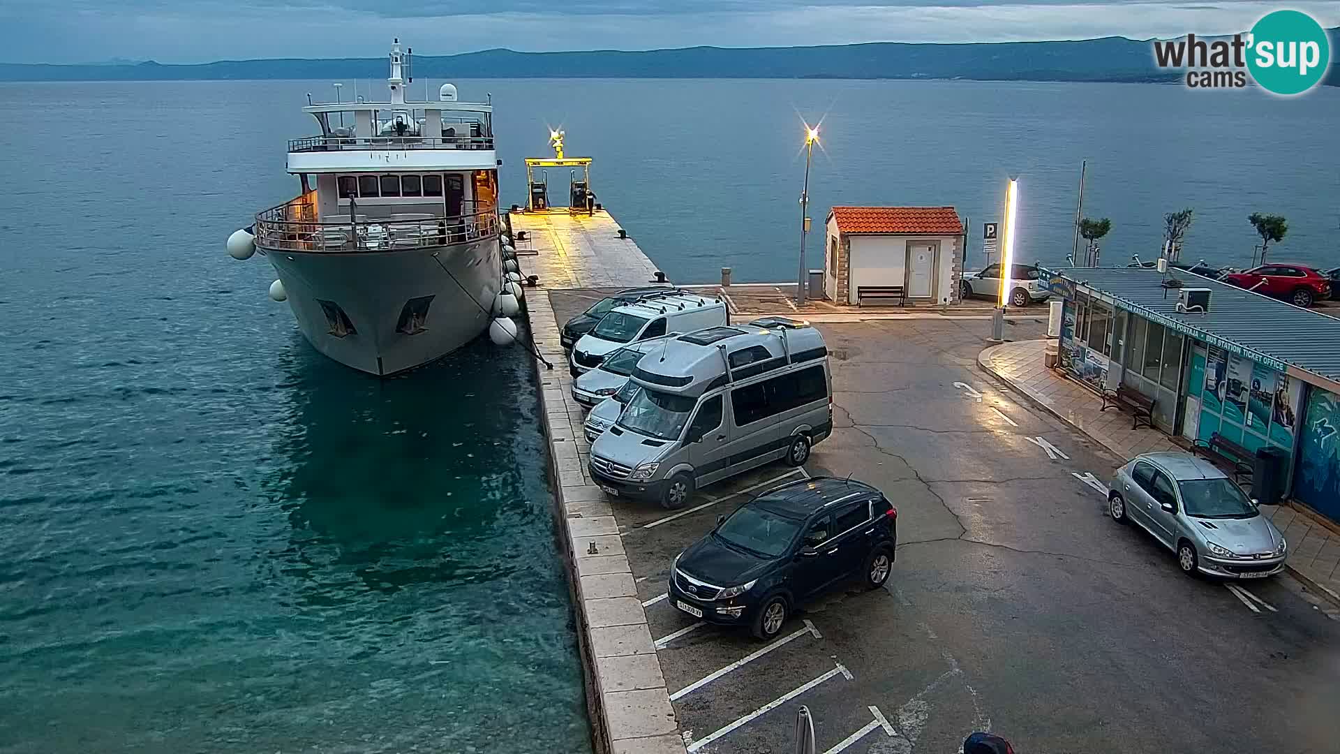 Web kamera Bol – Centar mjesta i marina | Pogled uživo