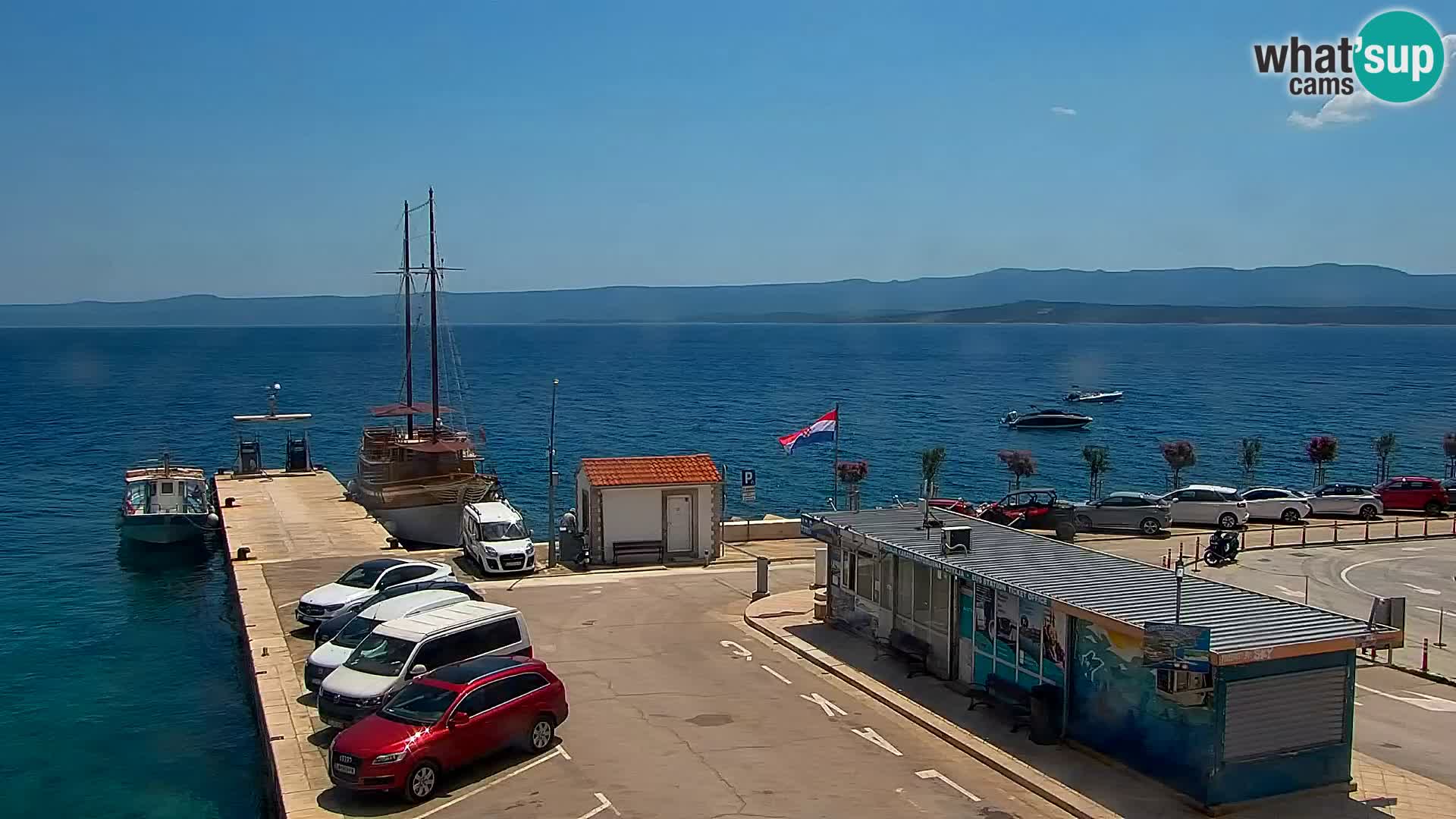 Web kamera Bol – Centar mjesta i marina | Pogled uživo