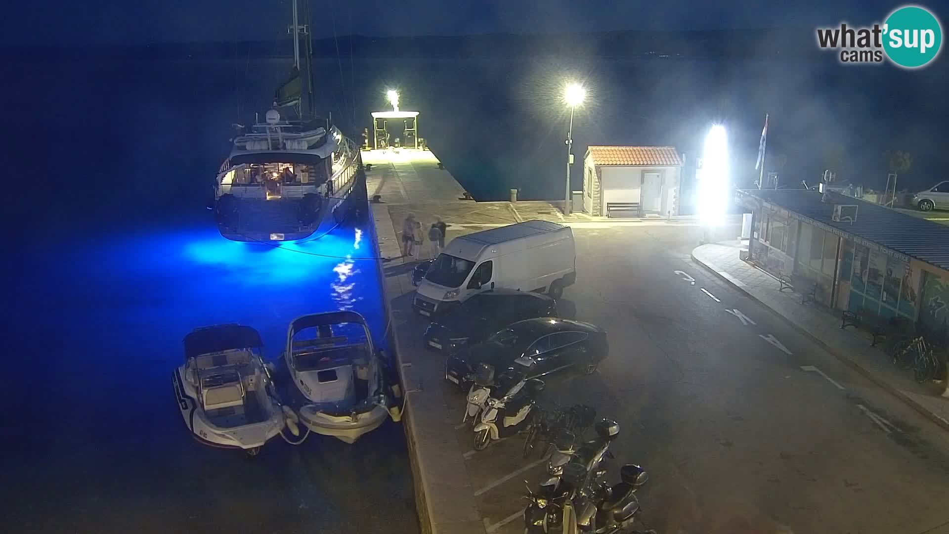 Spletna kamera Bol – Center mesta in marina v živo