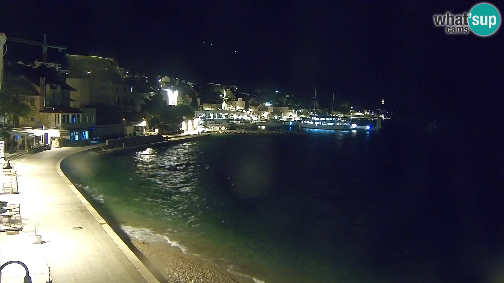 Spletna kamera Bol – Center mesta in marina v živo
